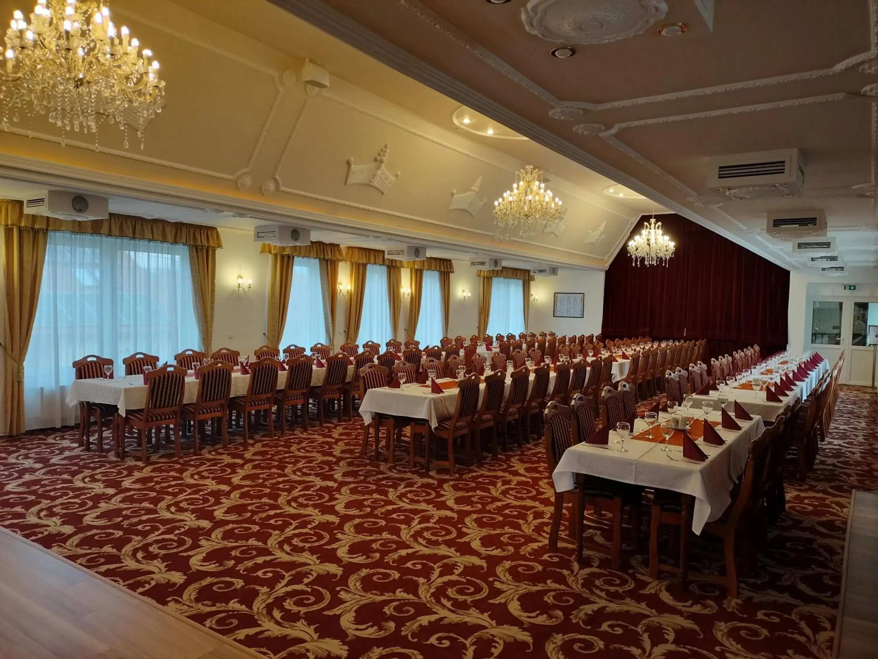 Restaurant/places to eat in Hotel Korona Wellness, Rendezvény és Borszálloda Restaurant/places to eat in Hotel Korona Wellness, Rendezvény és Borszálloda