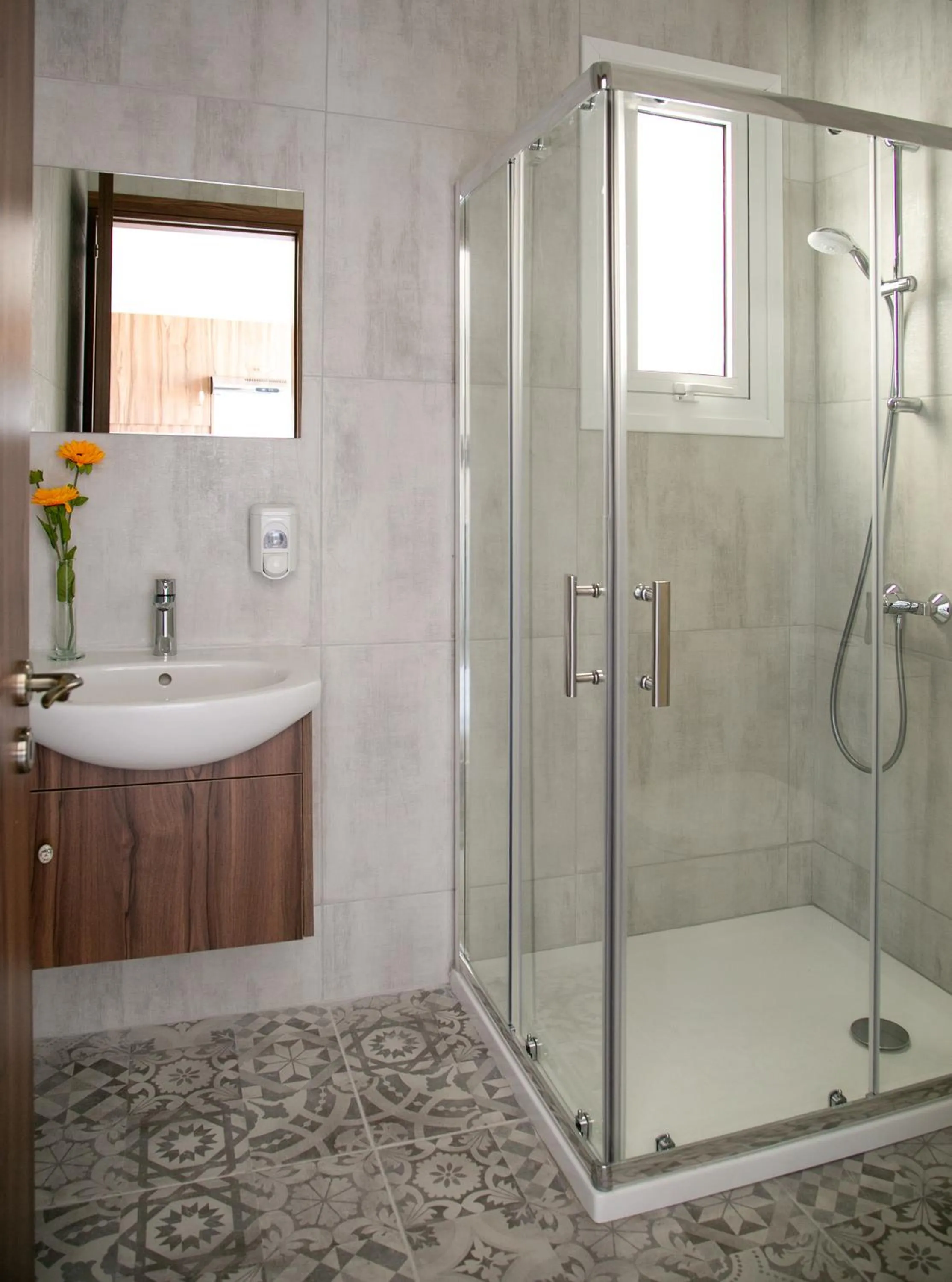 Shower in Archontiko Kiverniti