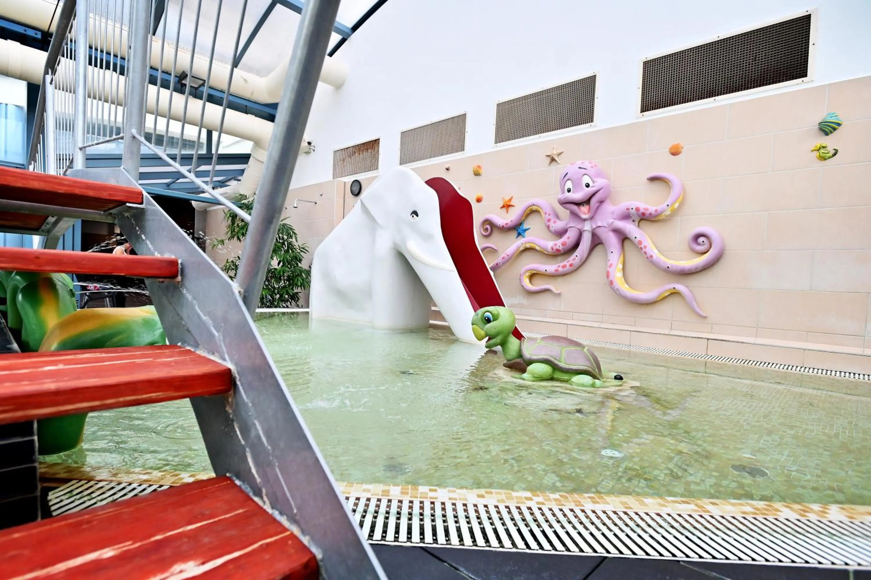 Swimming pool in Hotel Eger & Park