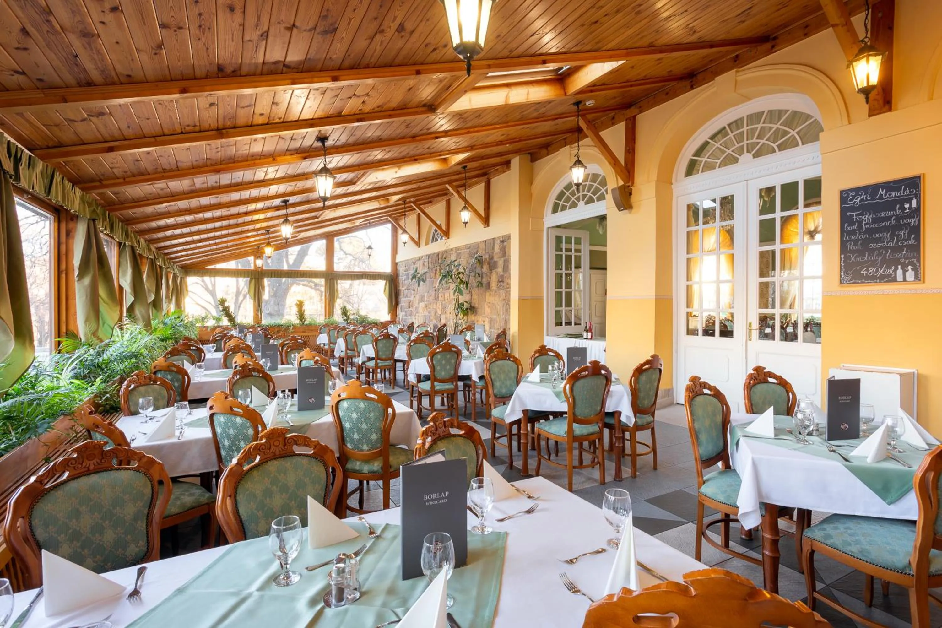 Restaurant/places to eat in Hotel Eger & Park