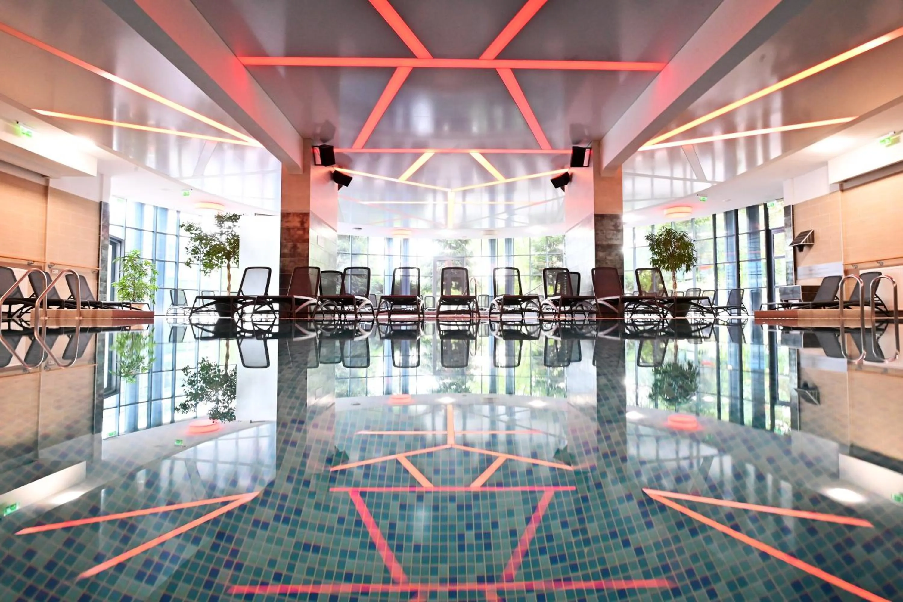 Swimming pool in Hotel Eger & Park