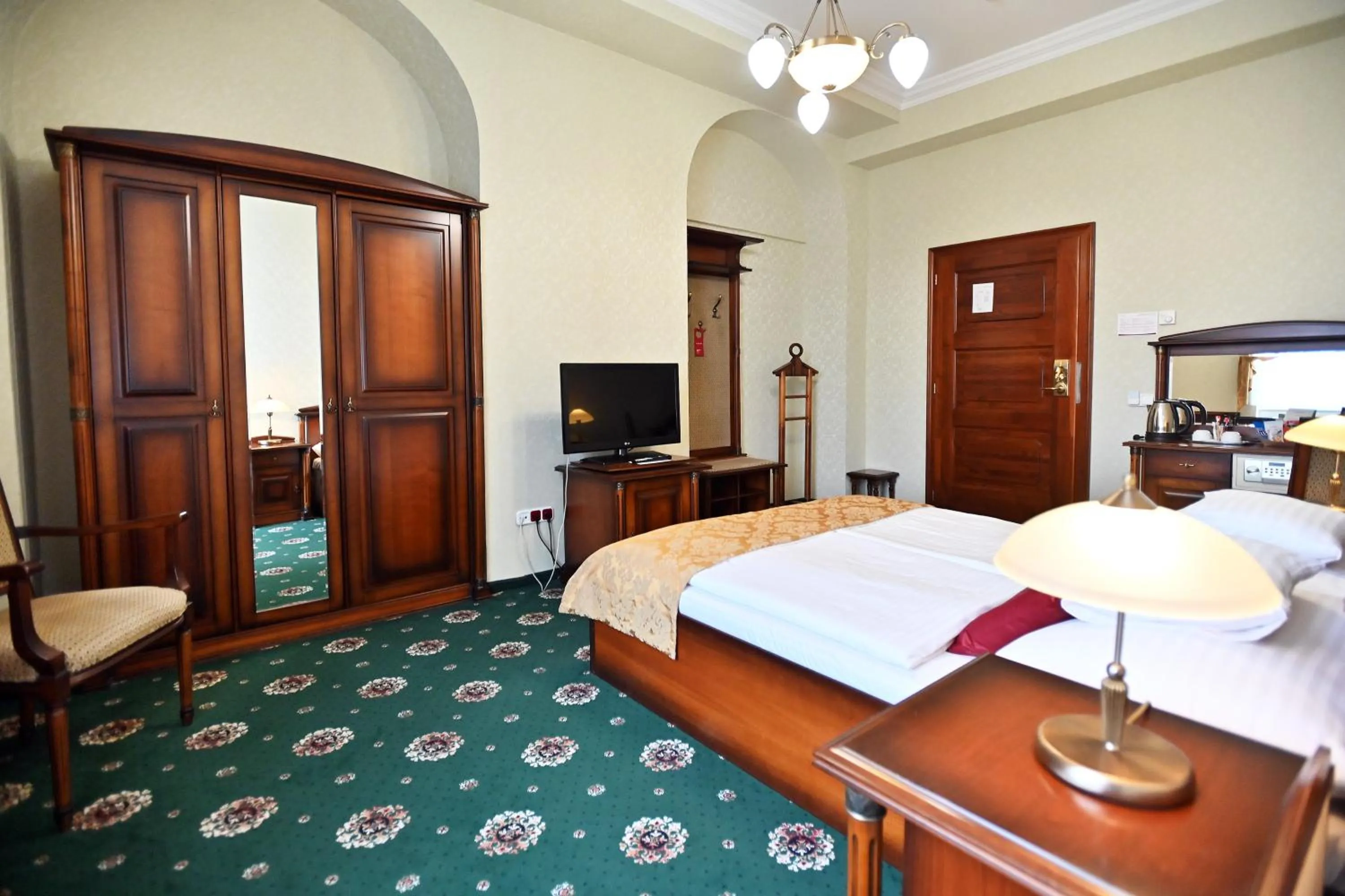 Bed in Hotel Eger & Park