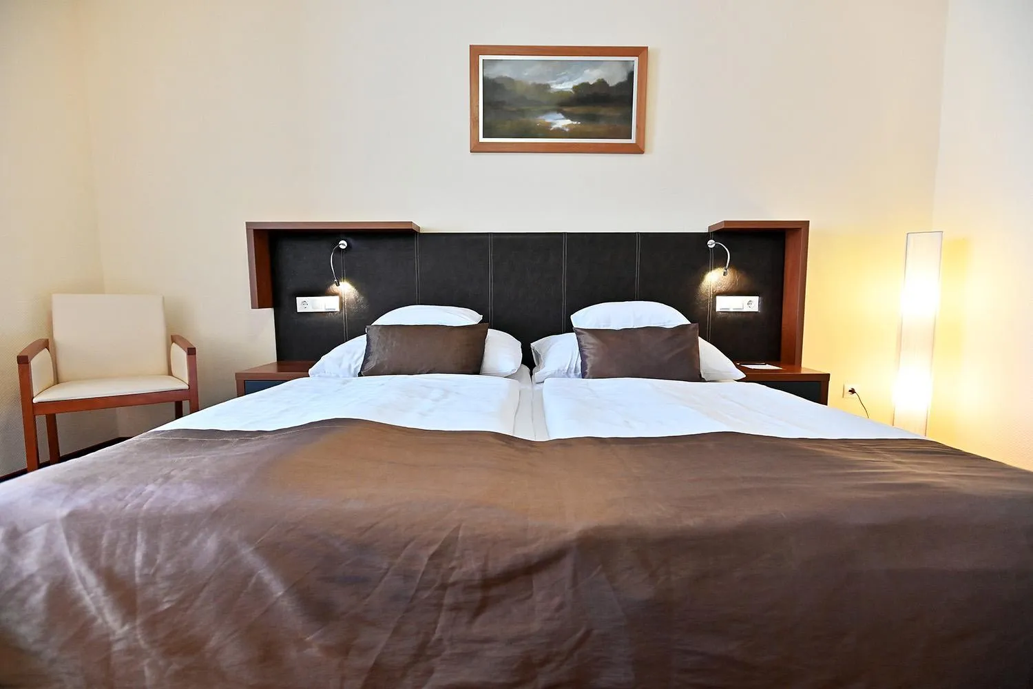 Bed in Hotel Eger & Park