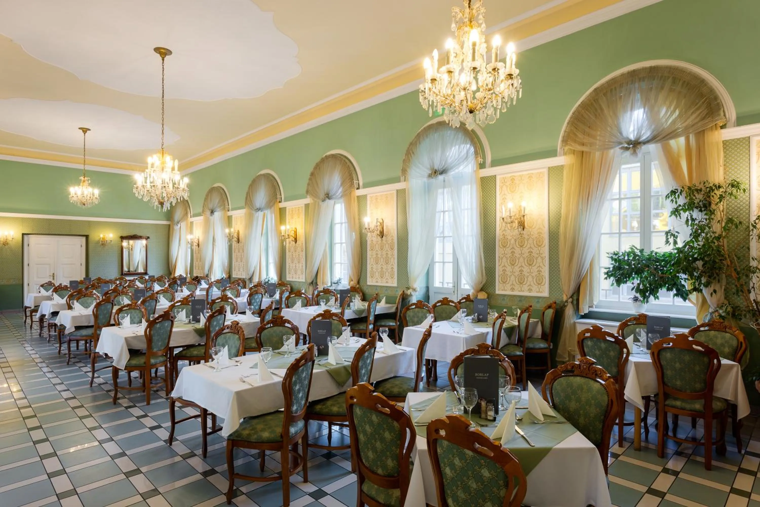 Restaurant/places to eat in Hotel Eger & Park