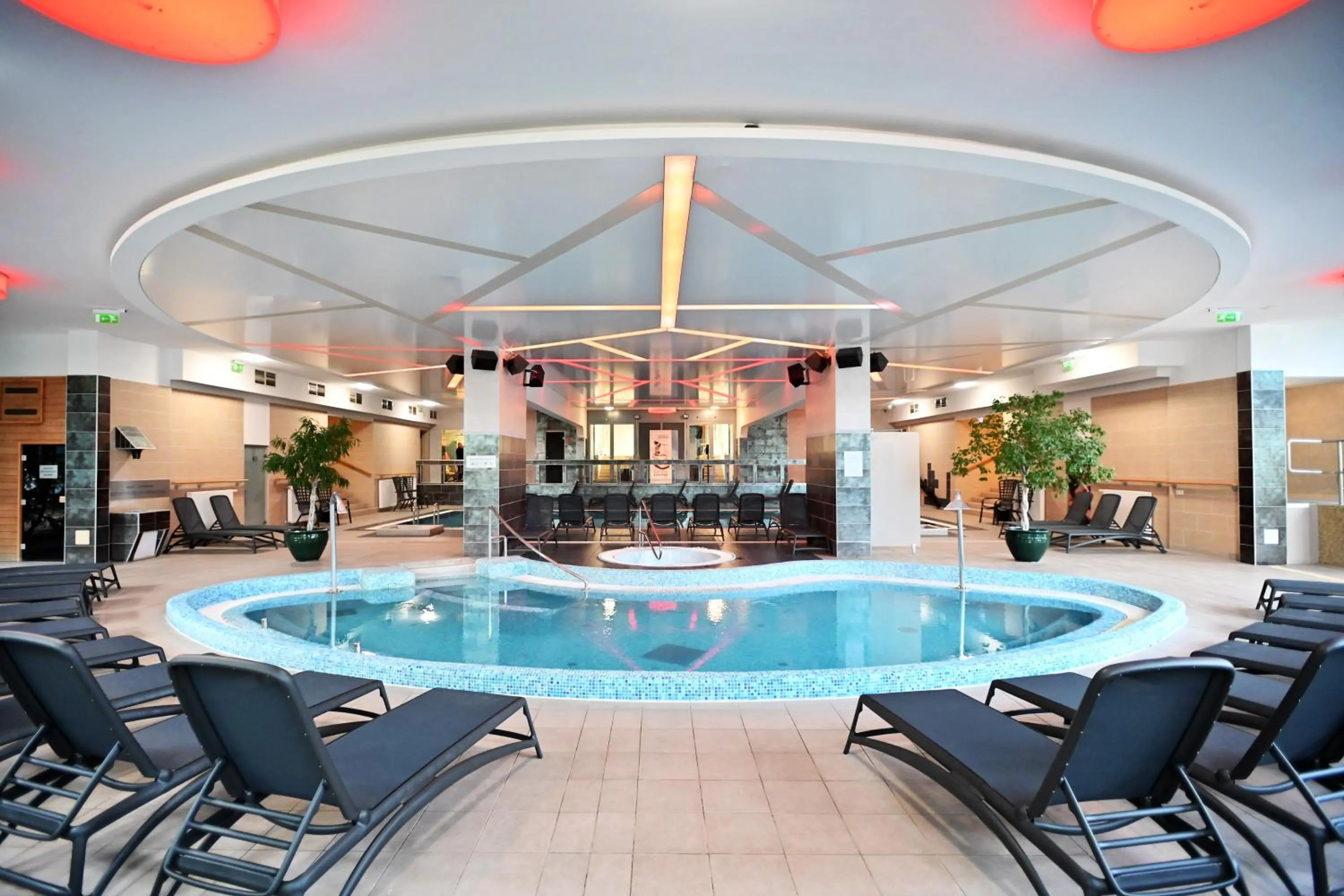 Swimming pool in Hotel Eger & Park
