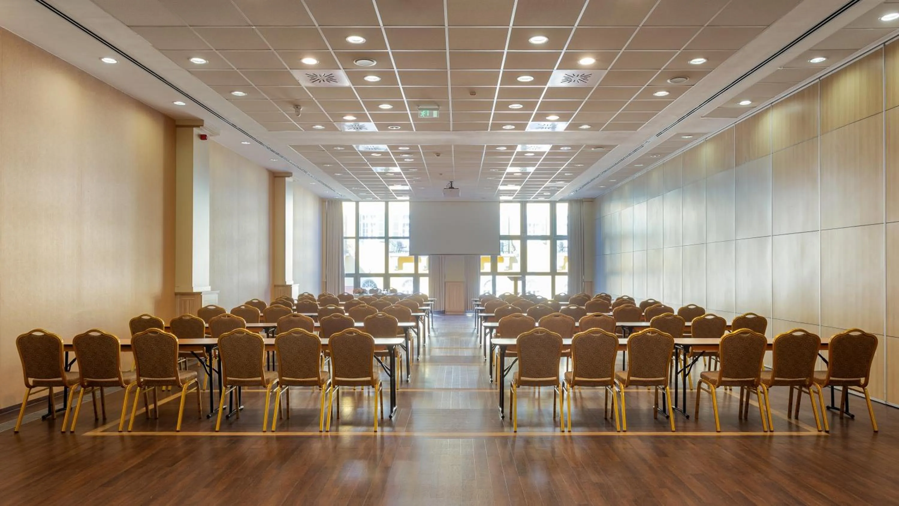 Business facilities in Hotel Eger & Park