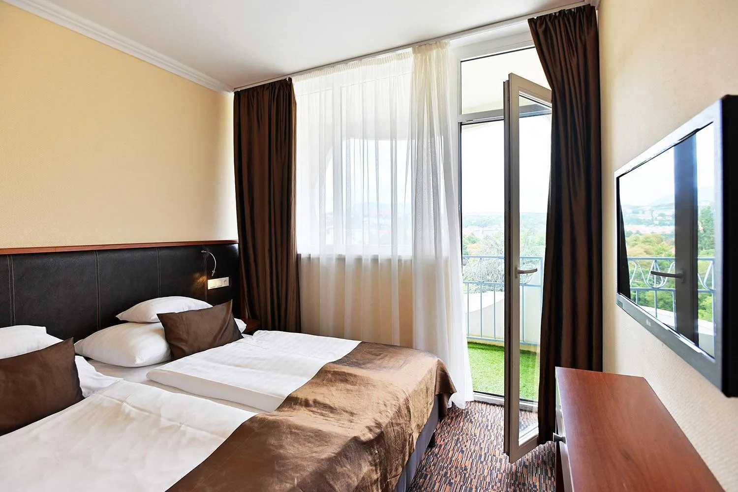 Bed in Hotel Eger & Park