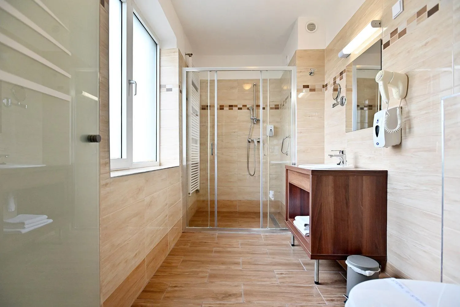 Shower in Hotel Eger & Park