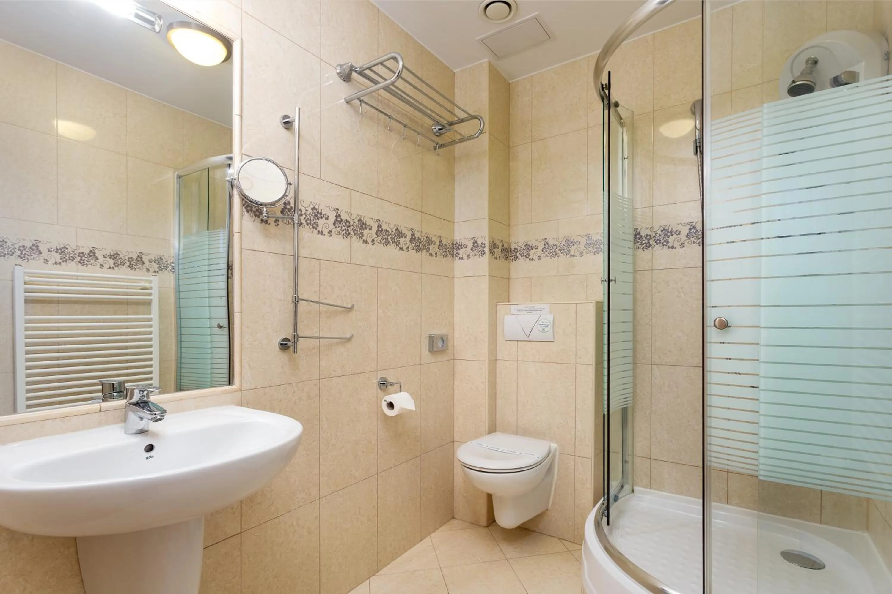 Shower in Hotel Eger & Park