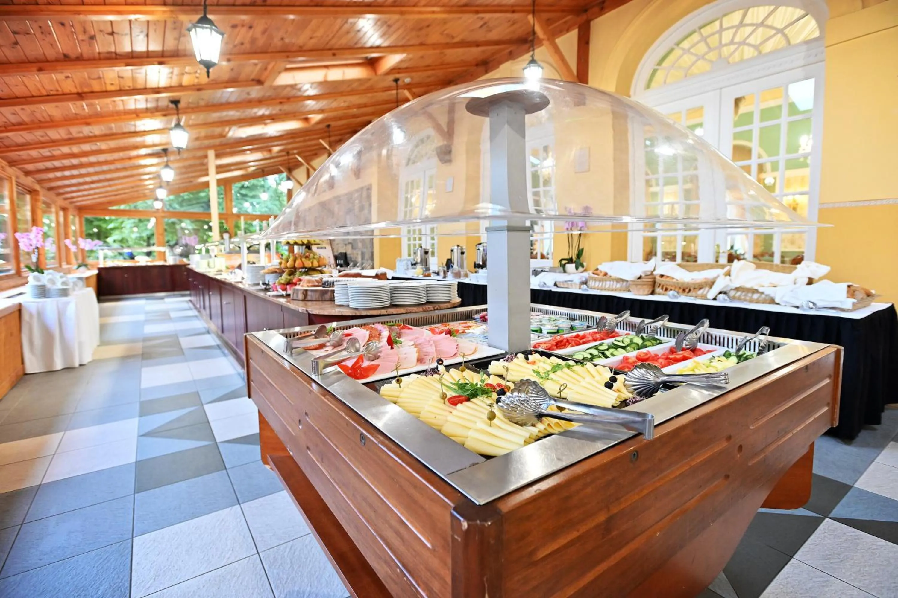 Restaurant/places to eat in Hotel Eger & Park