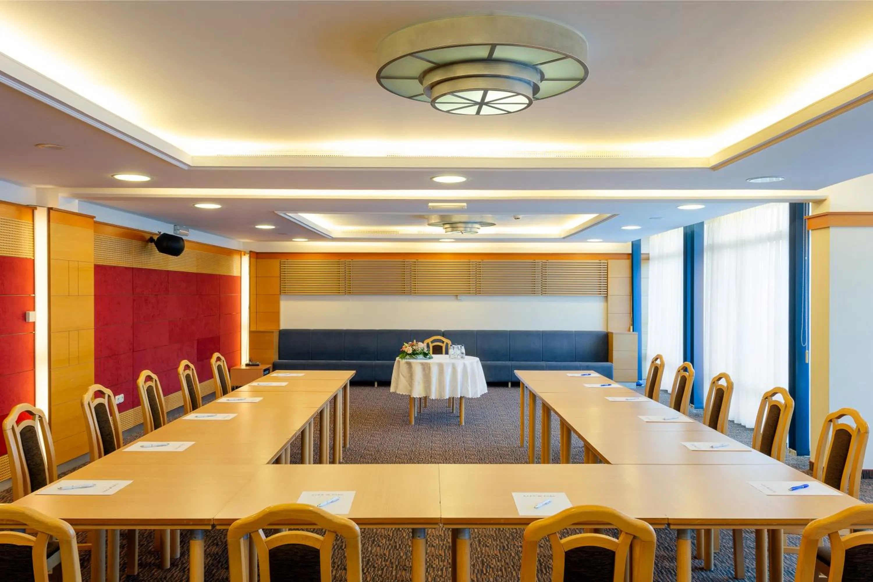 Business facilities in Hotel Eger & Park
