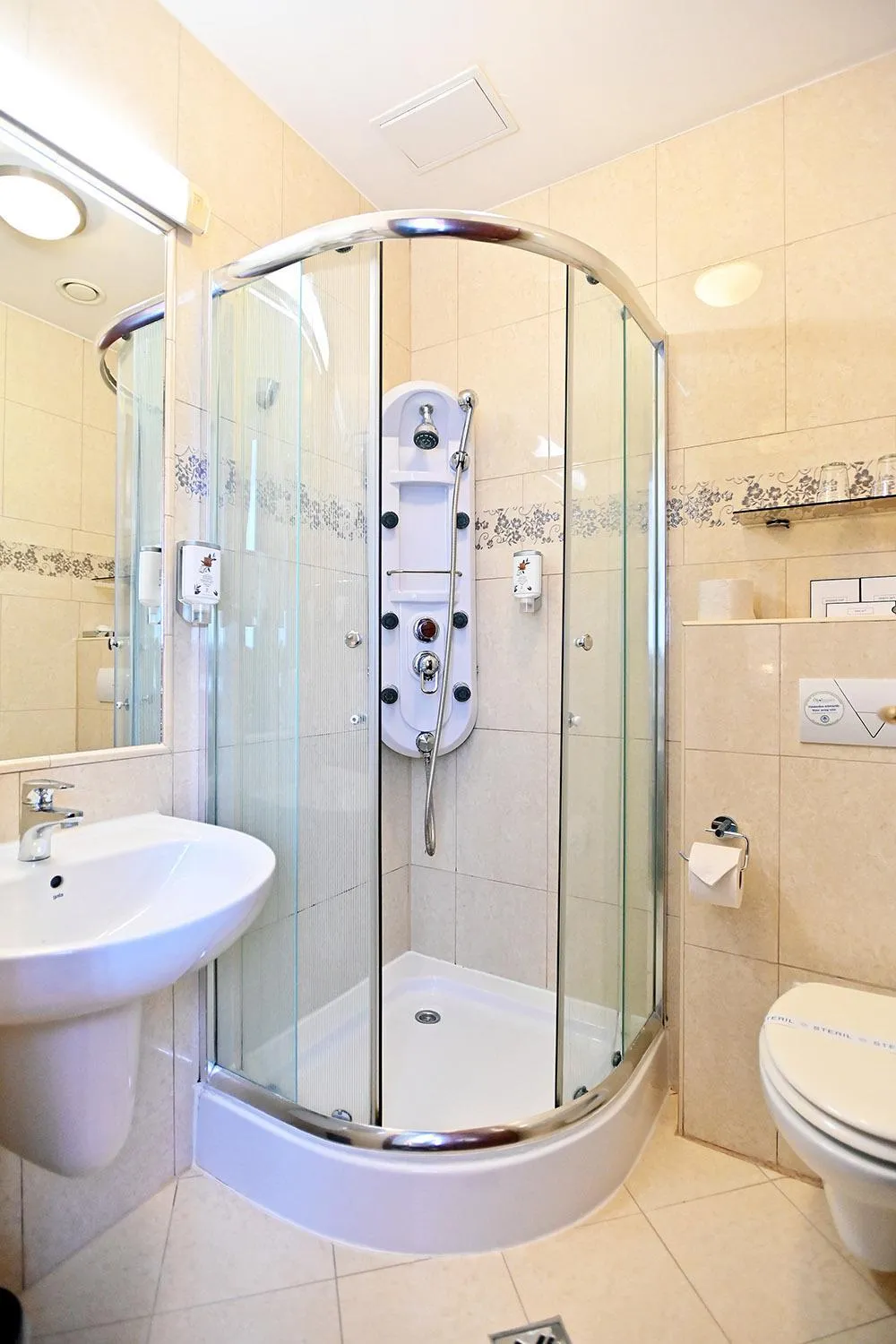 Shower in Hotel Eger & Park