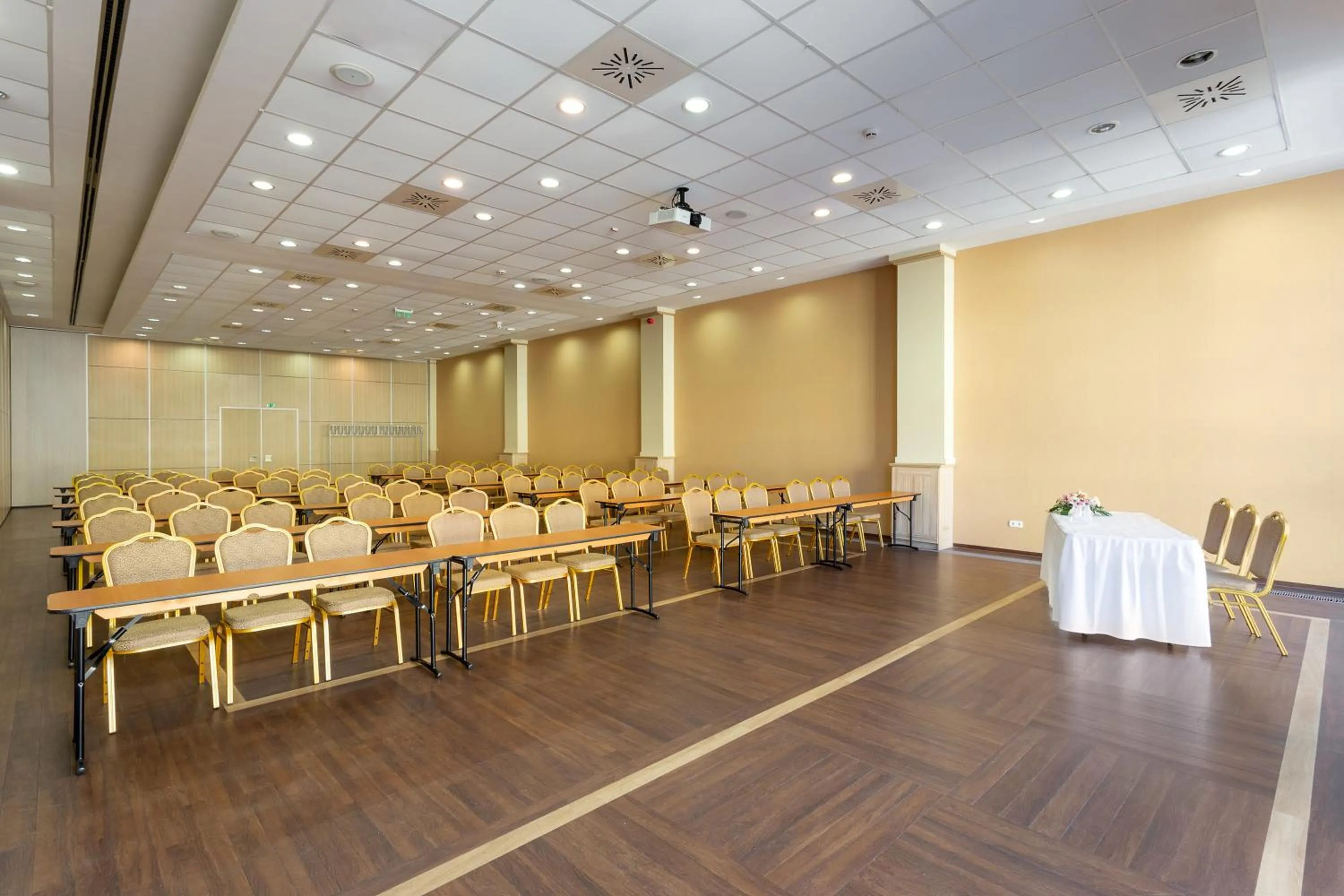 Business facilities in Hotel Eger & Park