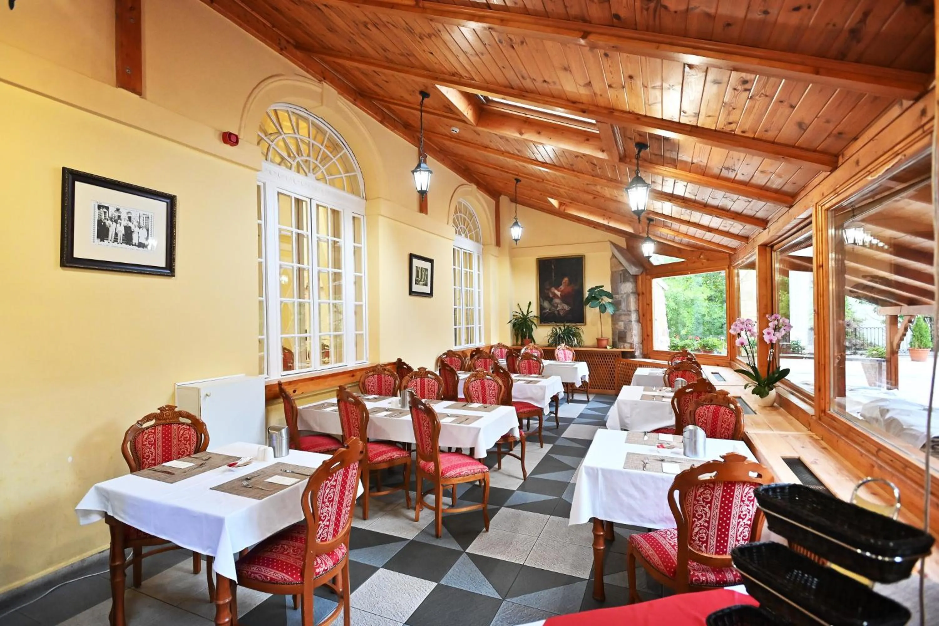 Restaurant/places to eat in Hotel Eger & Park