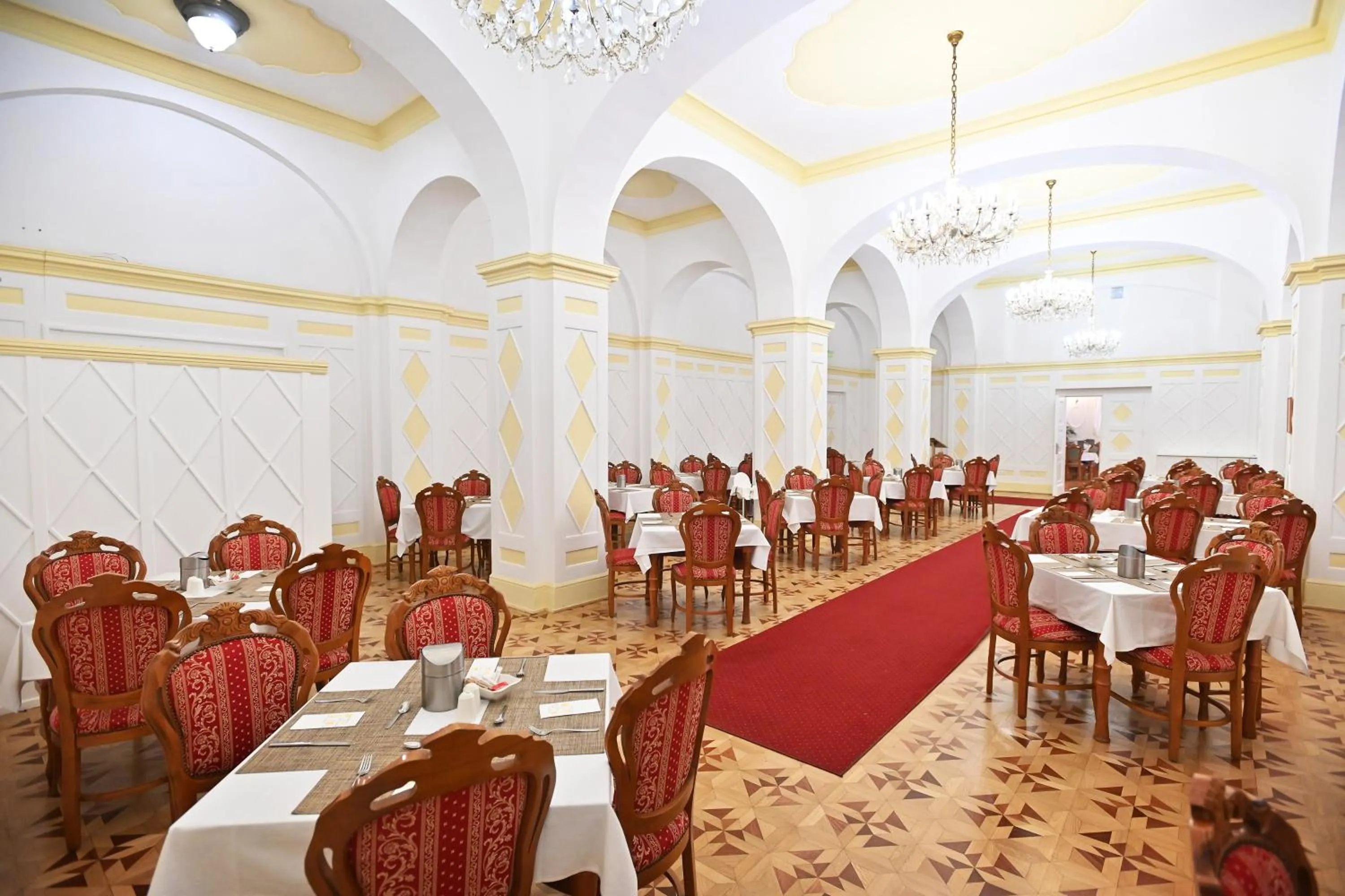Restaurant/places to eat in Hotel Eger & Park