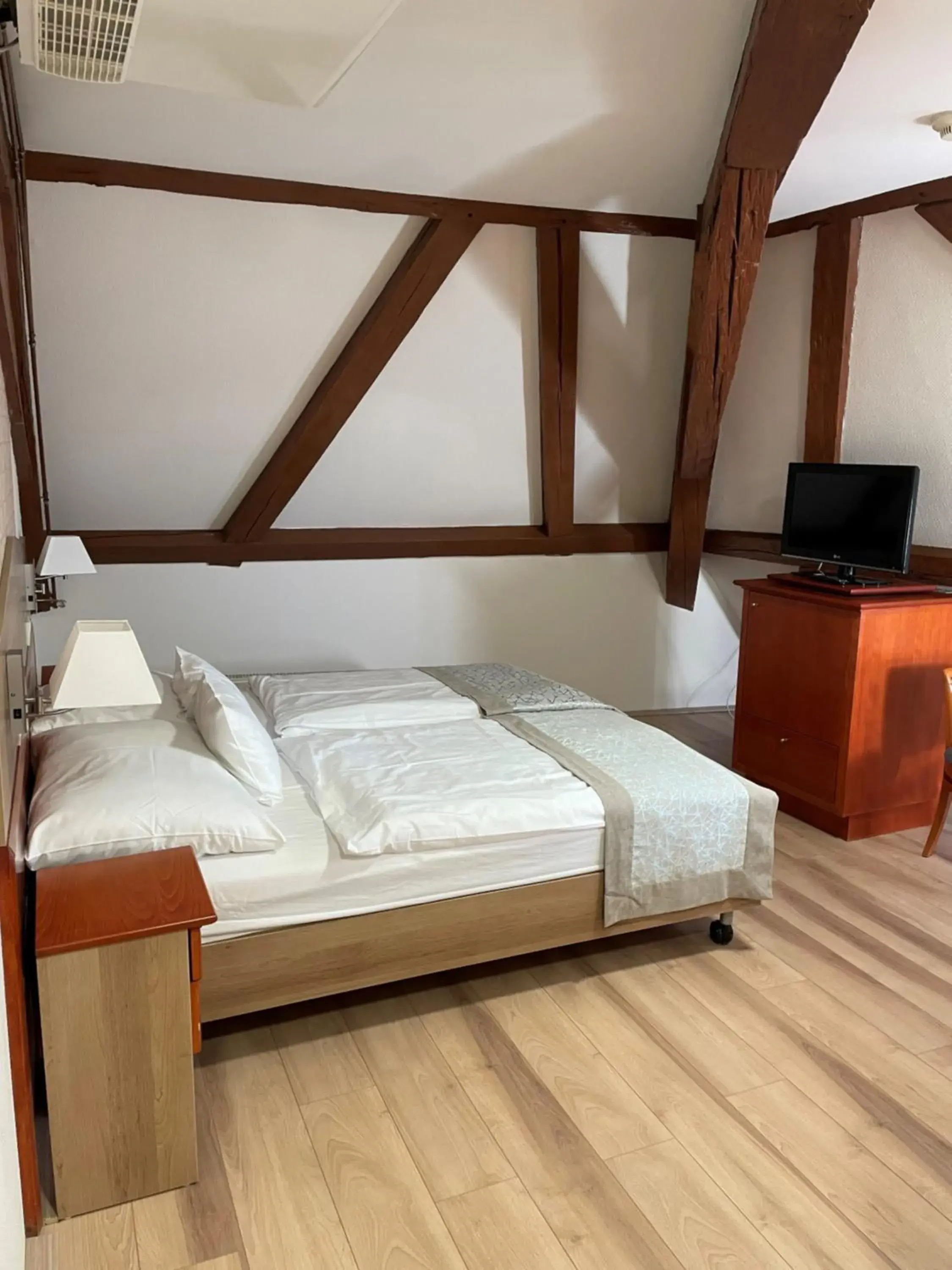 Economy Twin Room in Gizella Hotel and Restaurant Economy Twin Room in Gizella Hotel and Restaurant