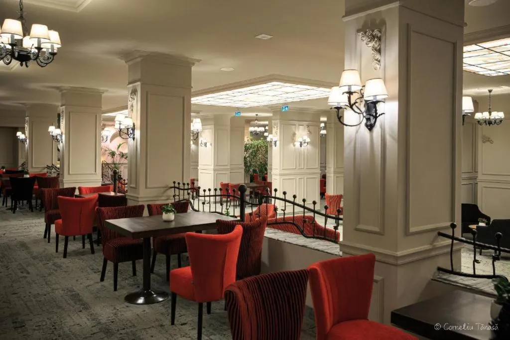 Restaurant/places to eat in Alpin Resort Hotel - Apartamentele 2403-2404- proprietate administrata de gazda privata