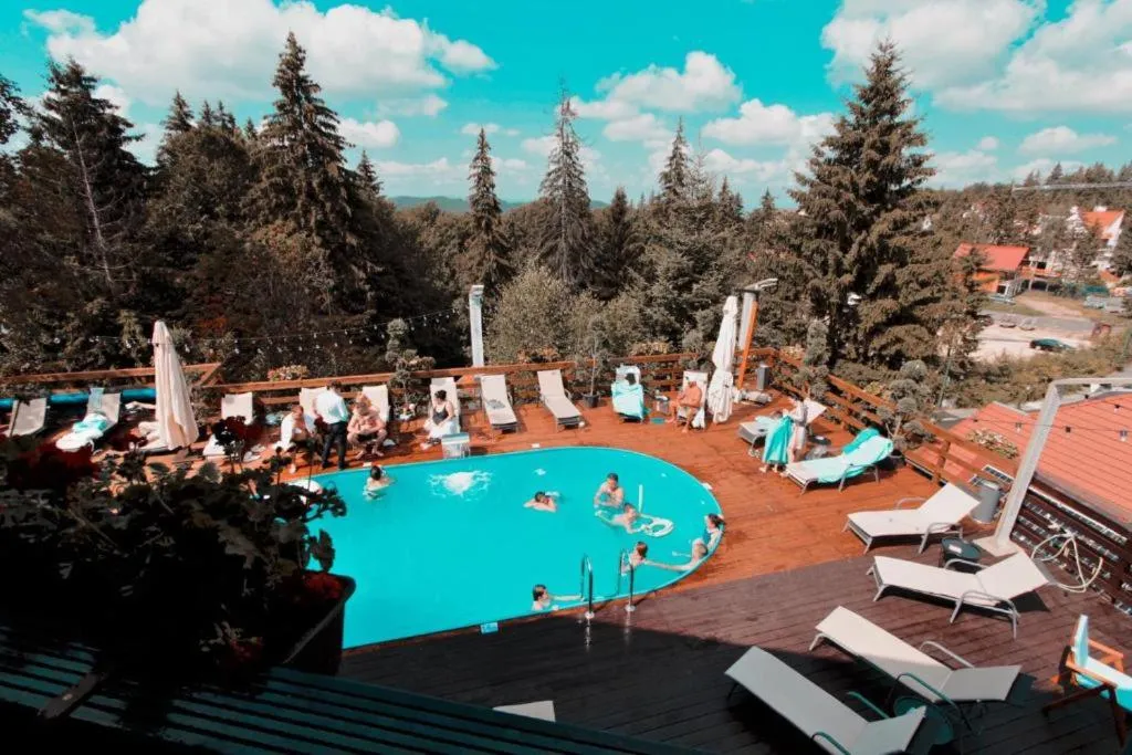 Pool view in Alpin Resort Hotel - Apartamentele 2403-2404- proprietate administrata de gazda privata