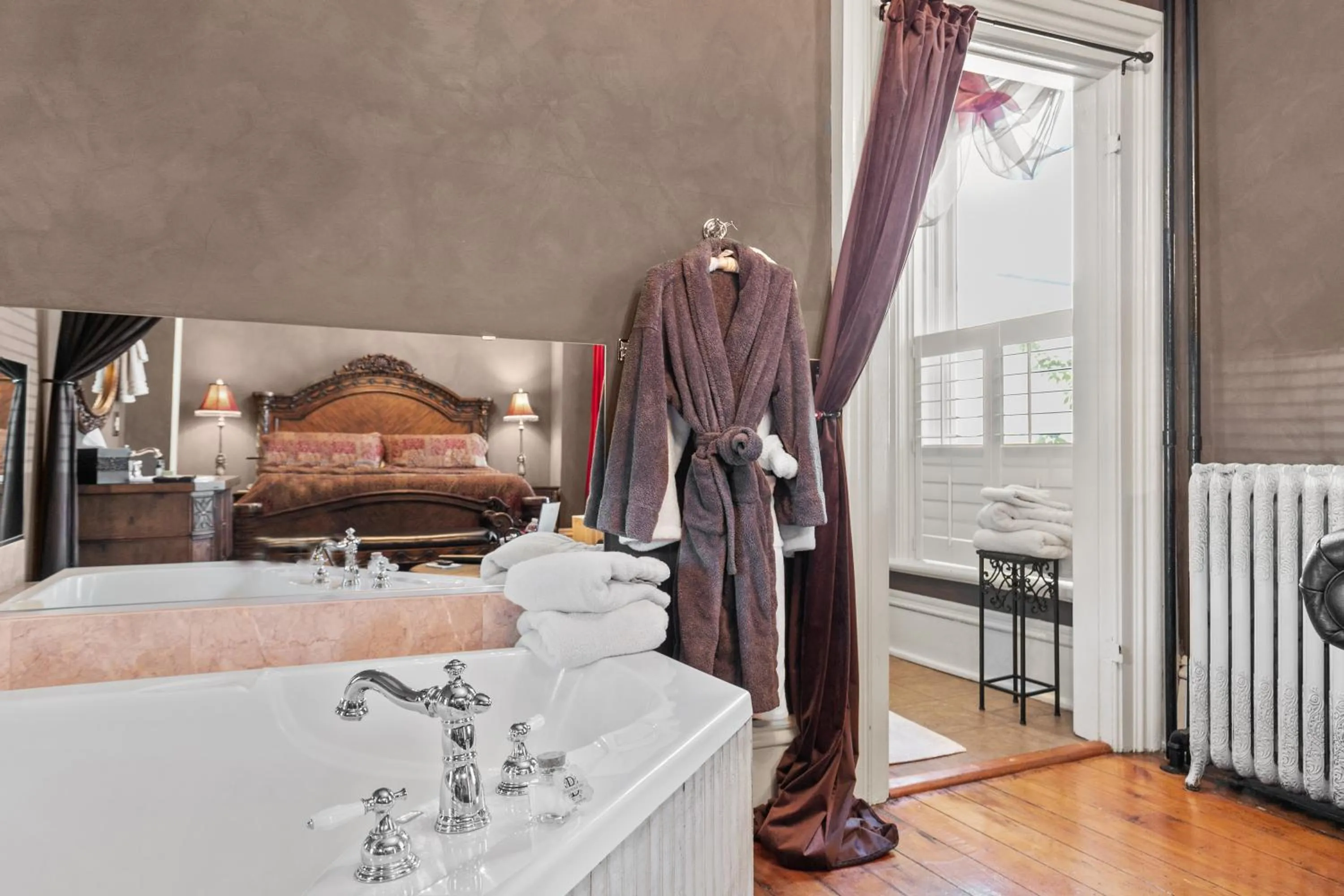 King Suite with Spa Bath in Braywood Inn