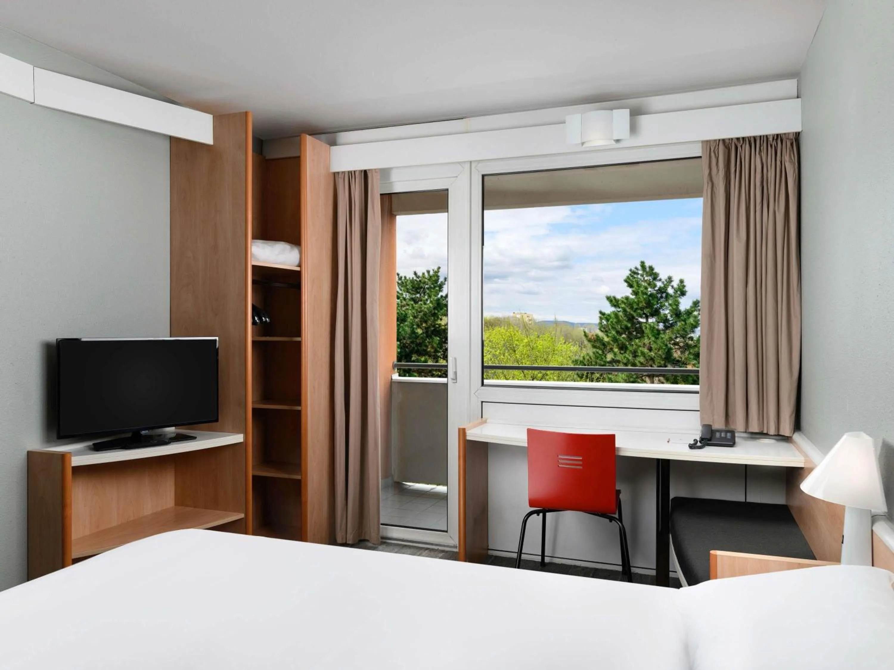 Property building, Bed in Ibis Budapest Citysouth