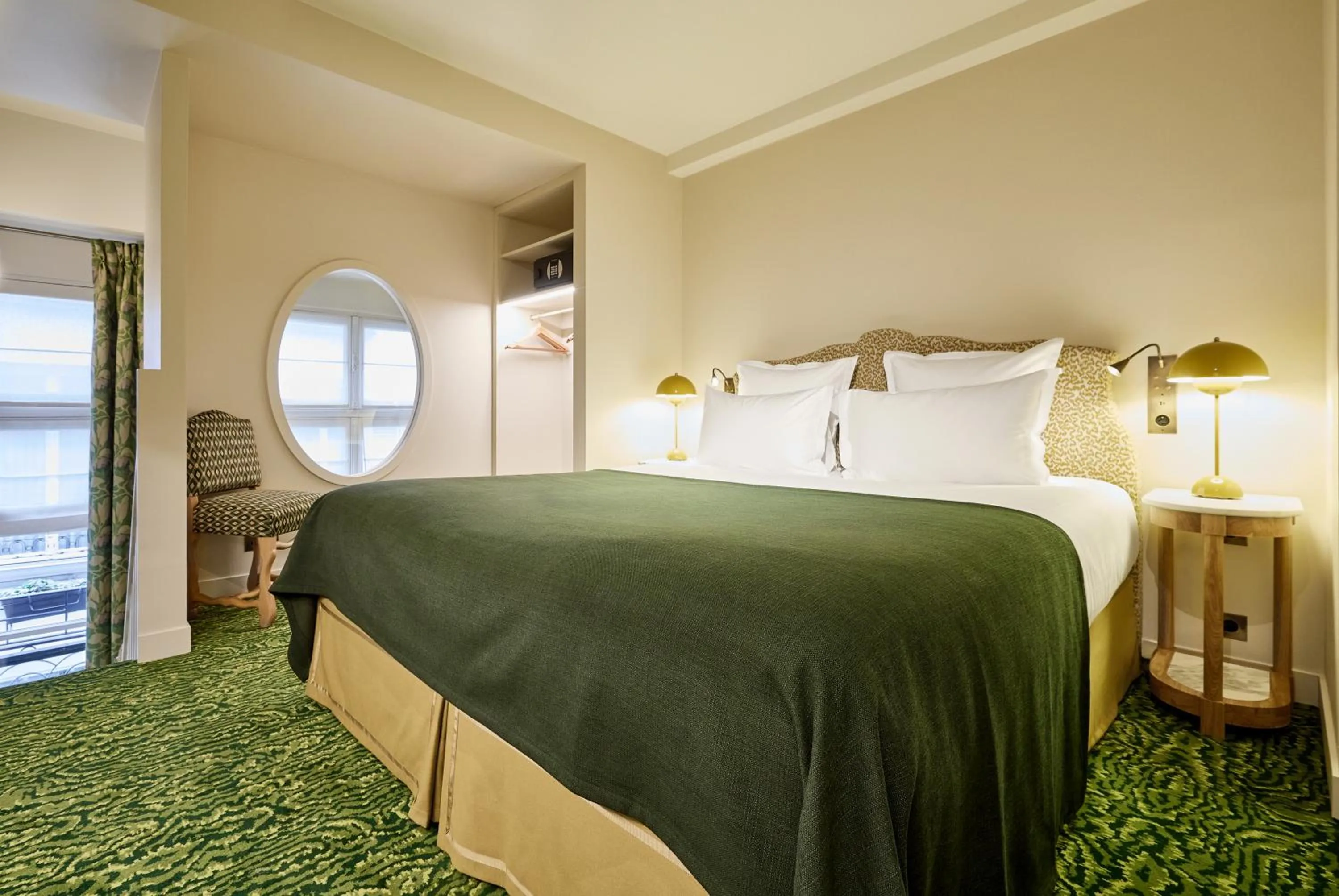 Bed in Hôtel Prince de Conti - Hôtel Rénové