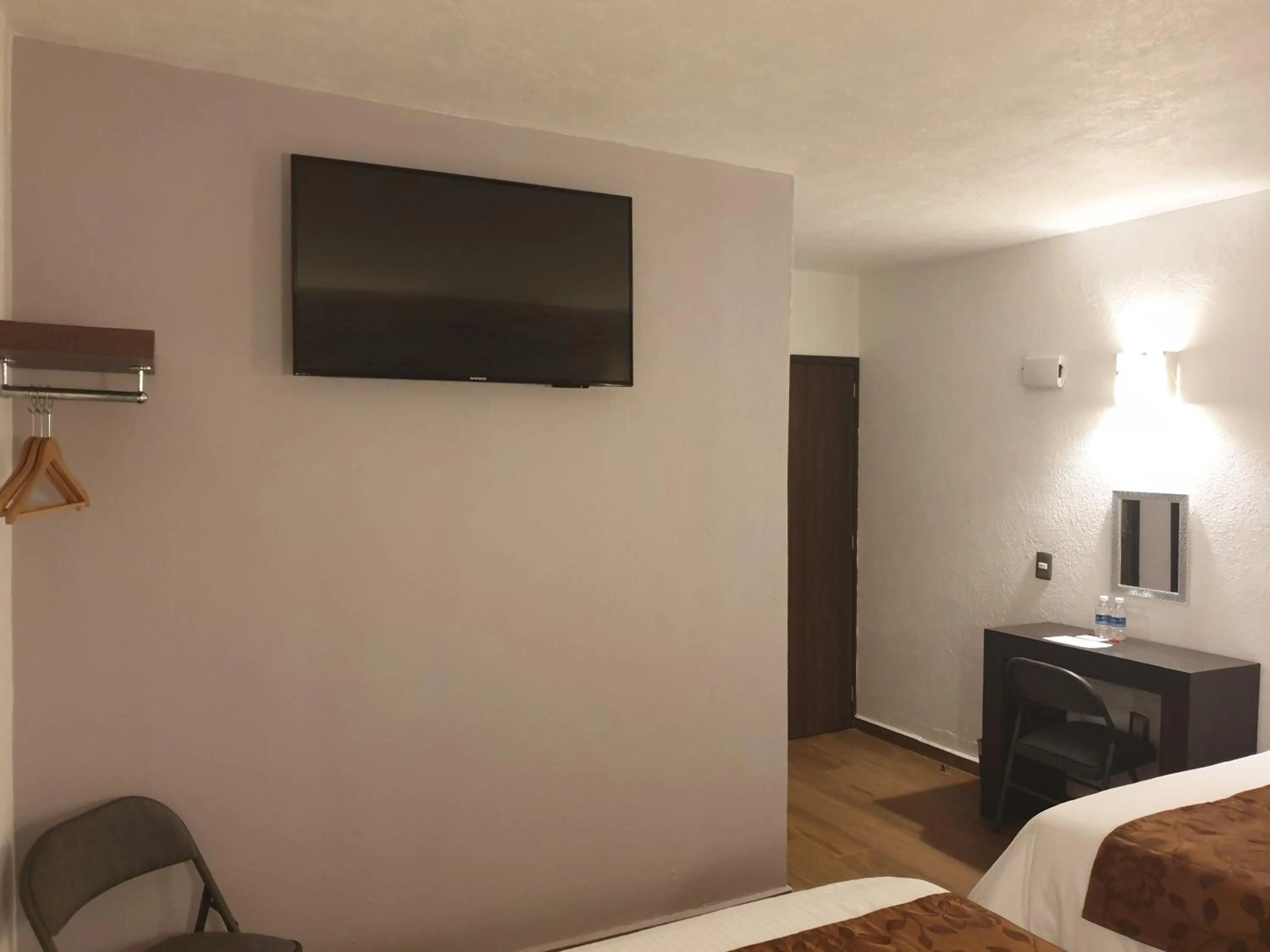 Photo of the whole room, Bed in Hotel Don Carlos