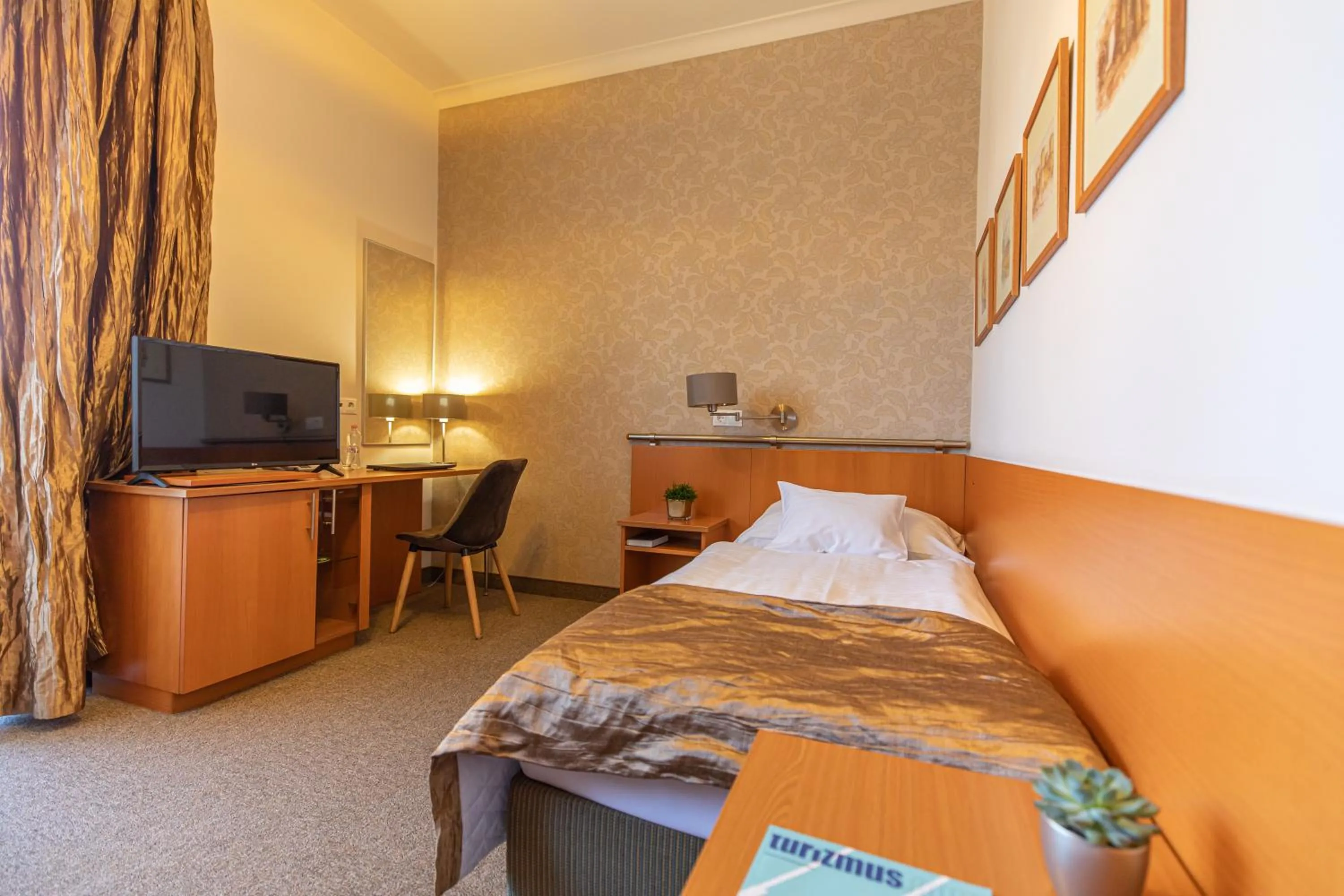 Single Room with Balcony - single occupancy in City Hotel Miskolc