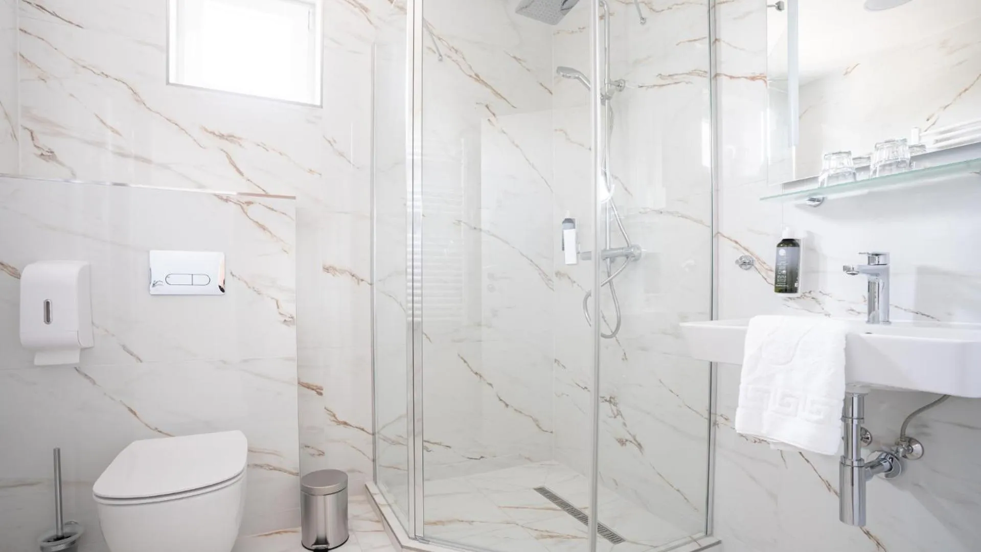 Bathroom in Kikelet Club Hotel