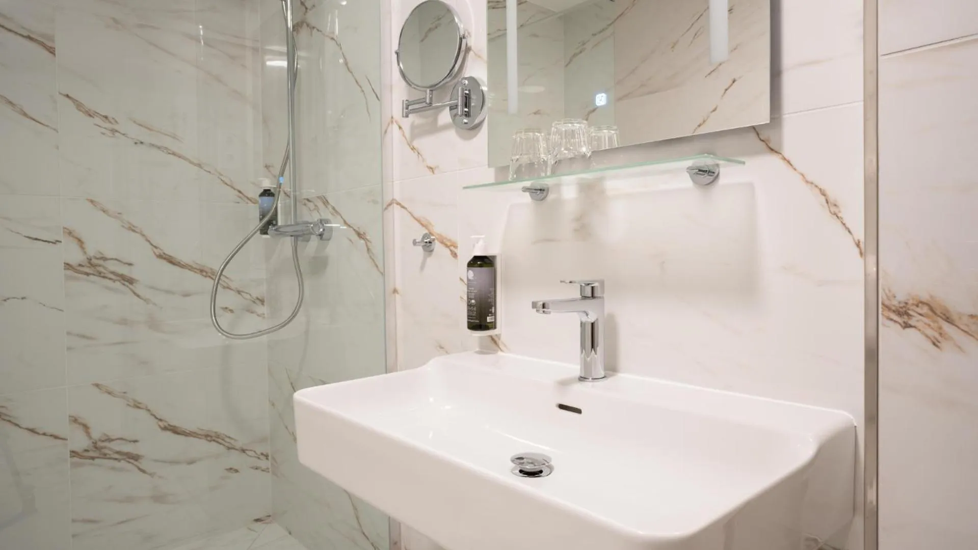 Shower in Kikelet Club Hotel