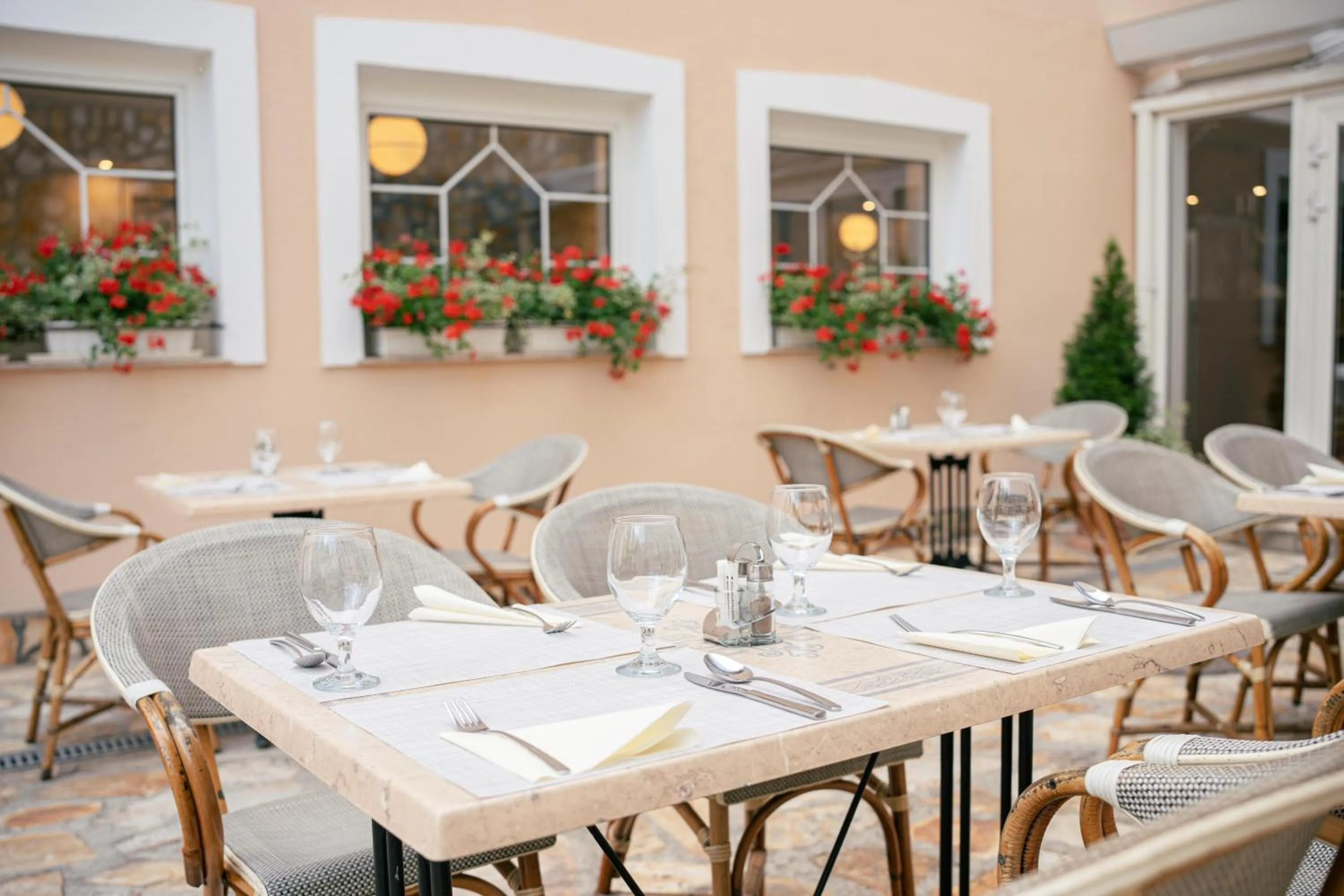 Restaurant/places to eat in Kikelet Club Hotel