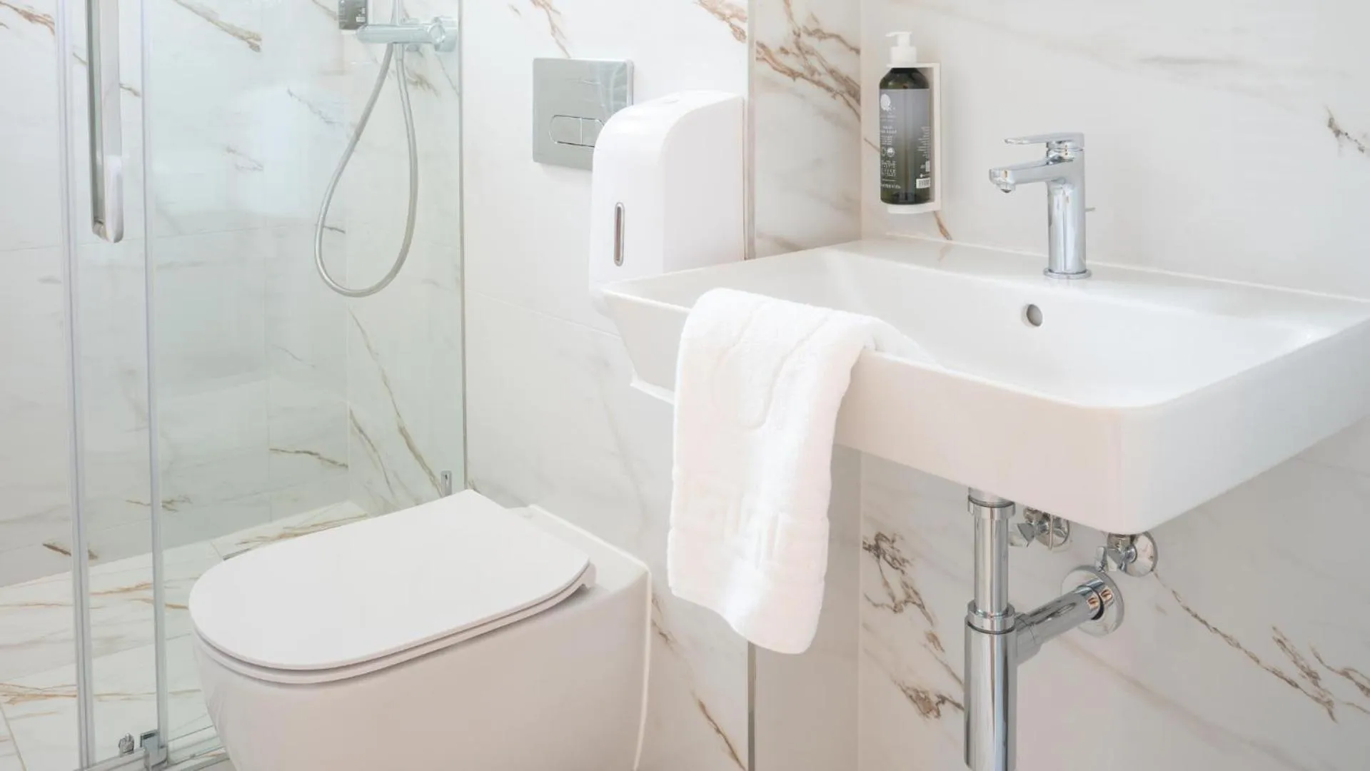 Bathroom in Kikelet Club Hotel