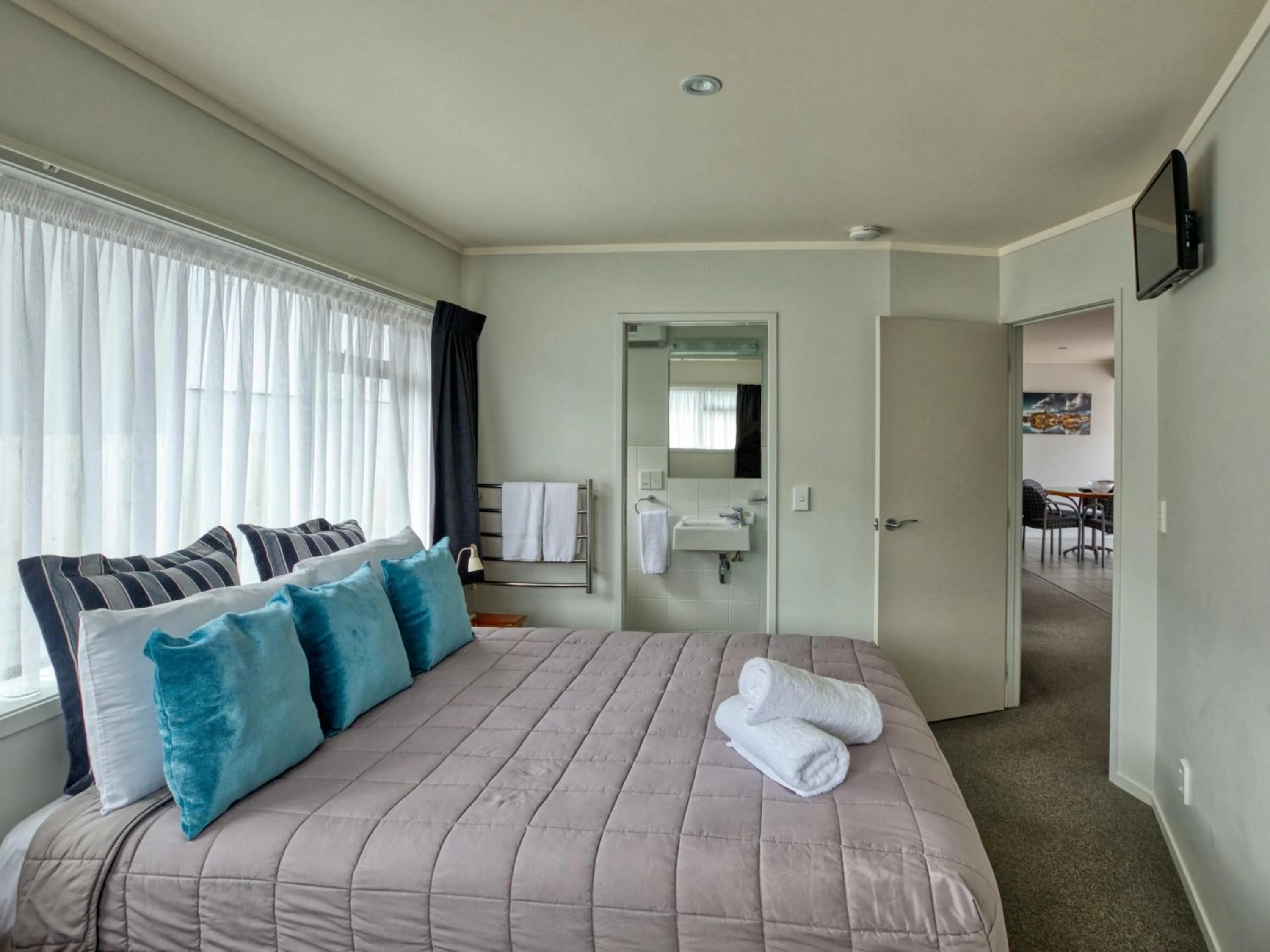 Photo of the whole room, Bed in Ika Nui Taupo