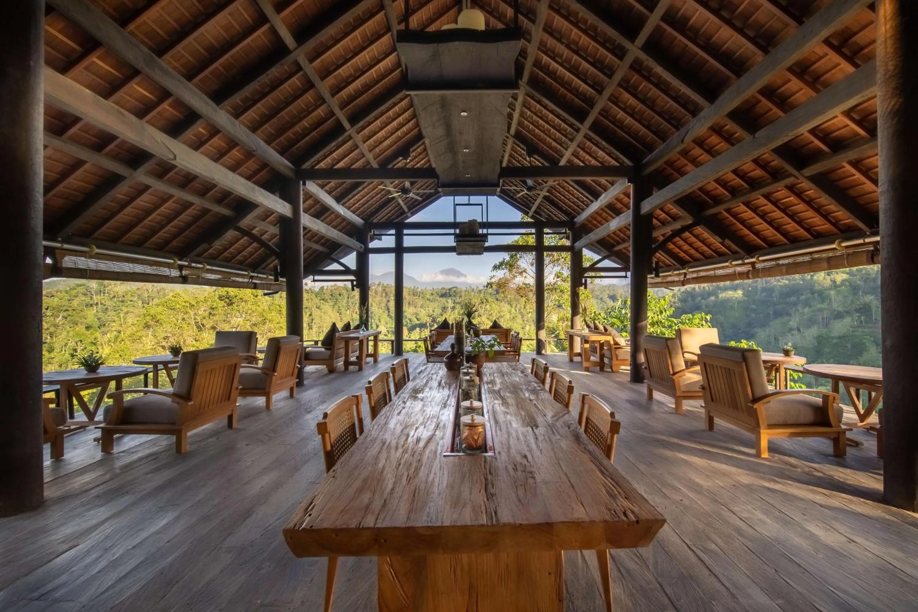 Lounge or bar in Buahan, a Banyan Tree Escape
