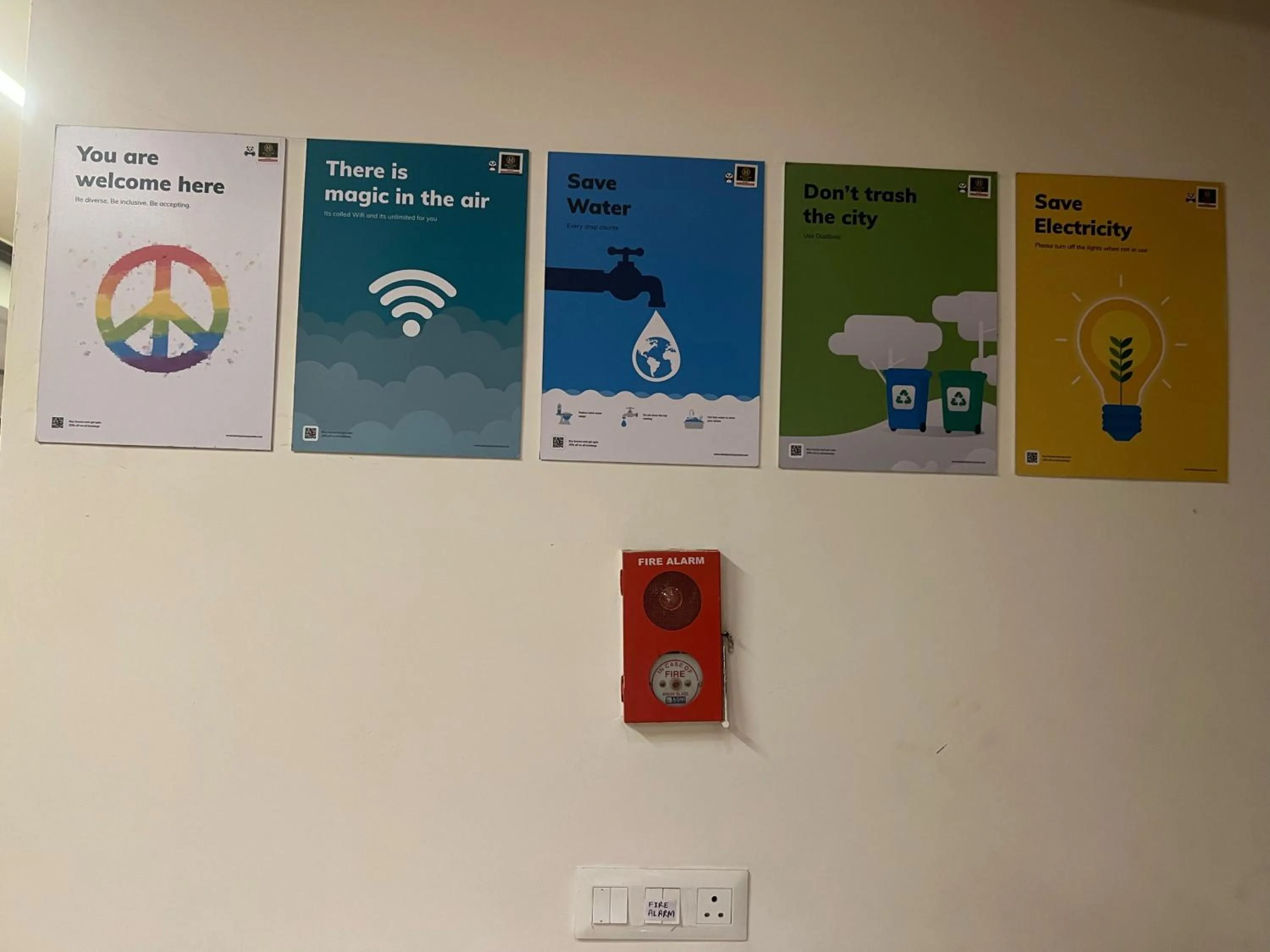 Text overlay in Hotel Aqua Vibes