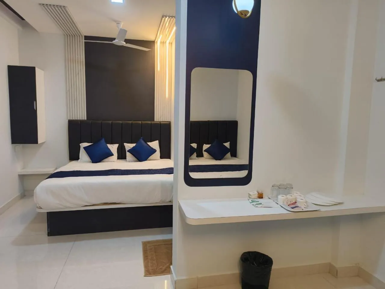 Property building, Bed in Hotel Lynx