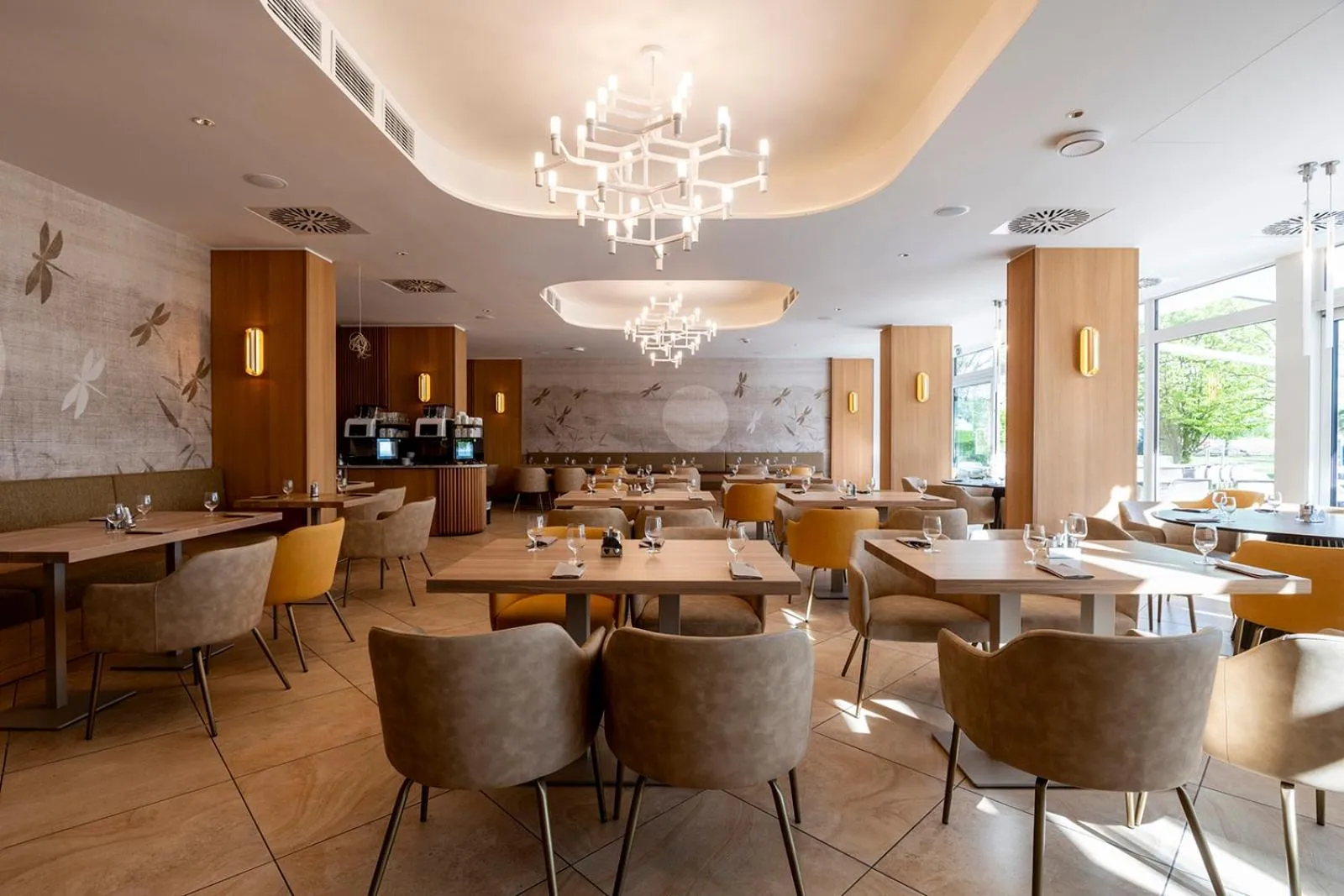 Restaurant/places to eat in Hotel Marina Port