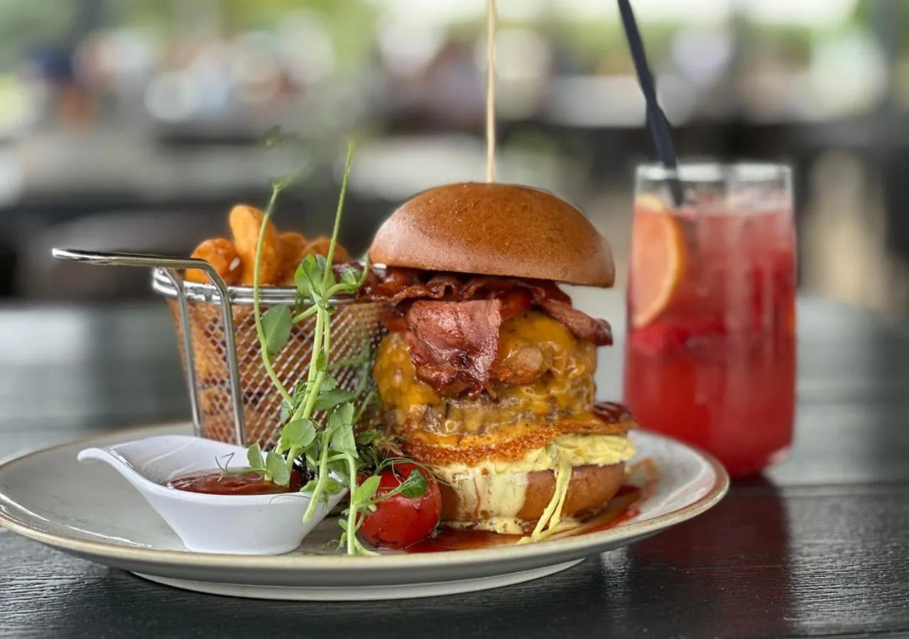 Restaurant/places to eat in Hotel Marina Port