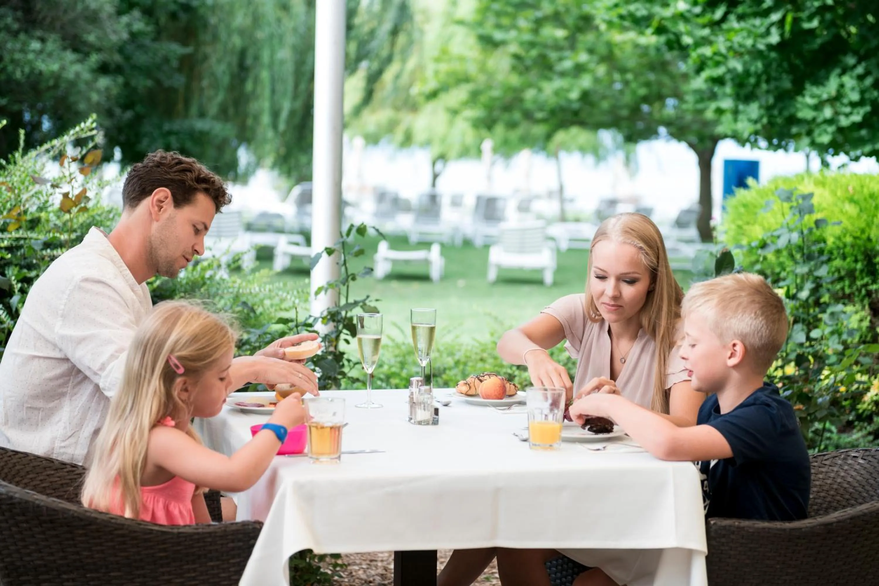 Restaurant/places to eat in Hotel Marina Port