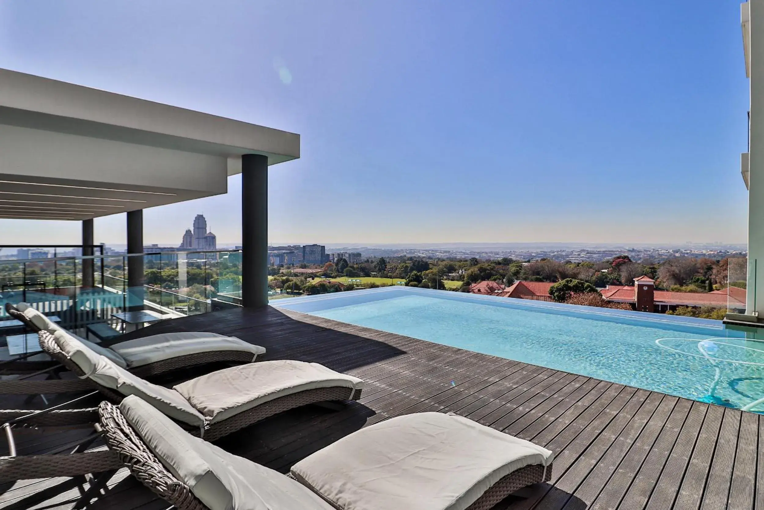 Swimming pool in Reserved Suites Illovo Swimming pool in Reserved Suites Illovo