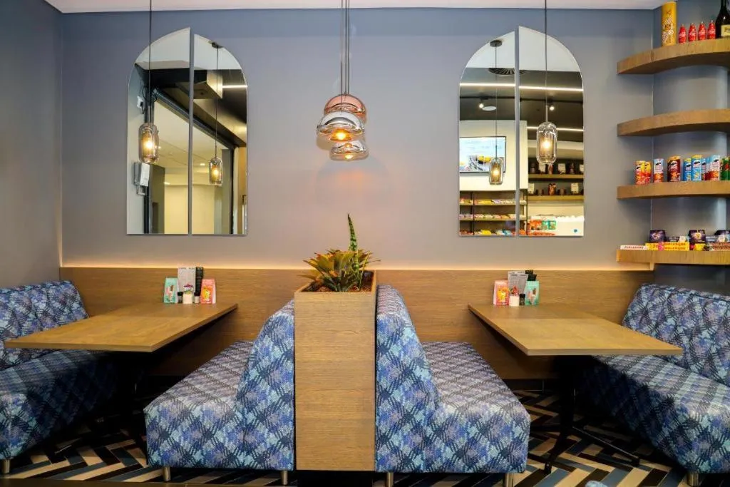 Restaurant/places to eat in Reserved Suites Illovo