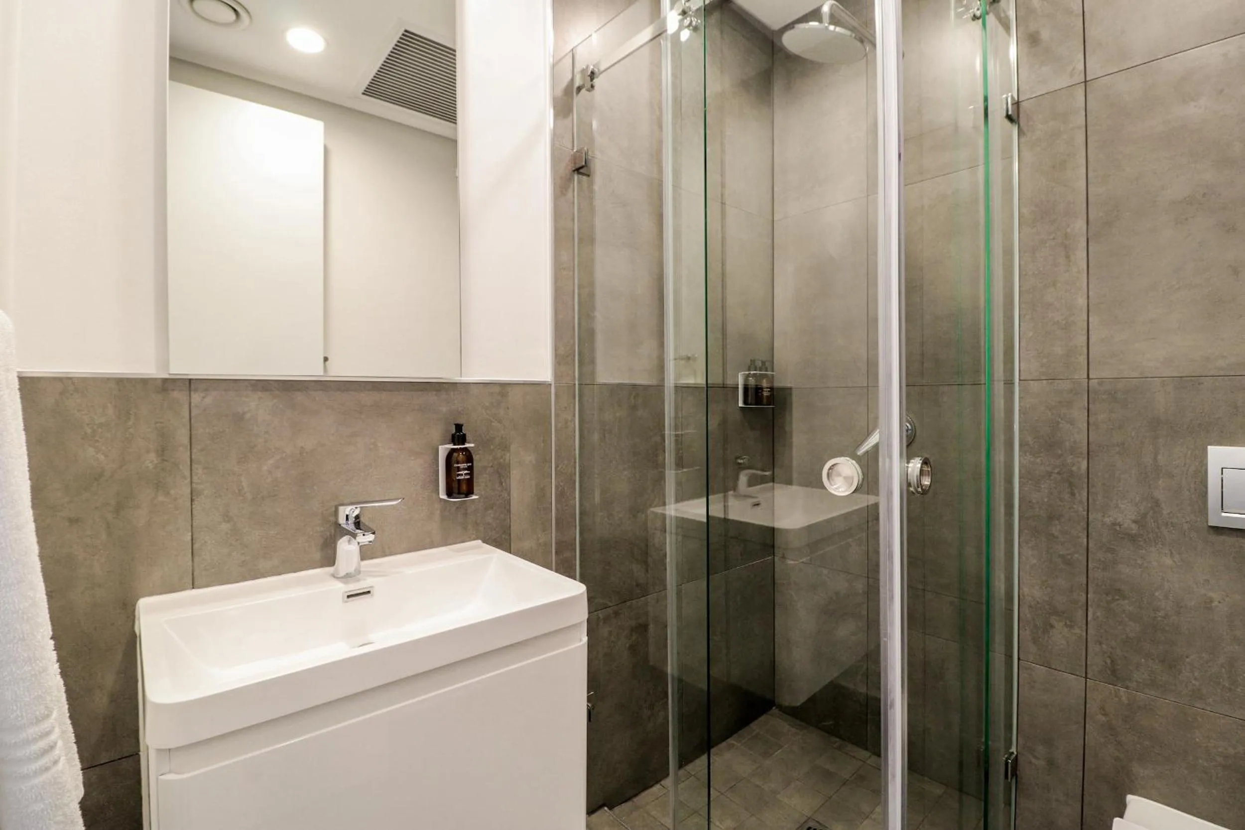 Bathroom in Reserved Suites Illovo