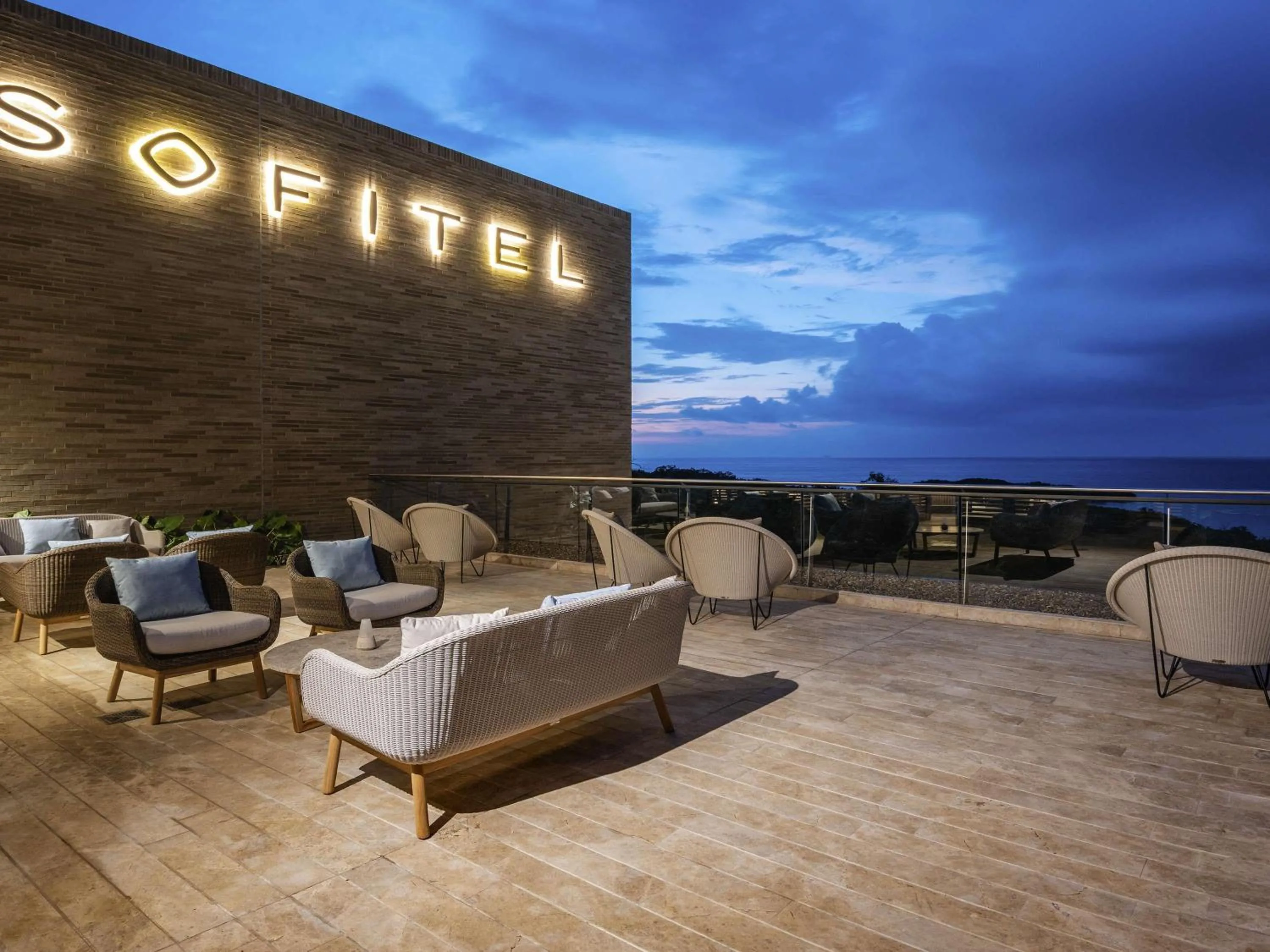 Lounge or bar in Sofitel Barú Cartagena