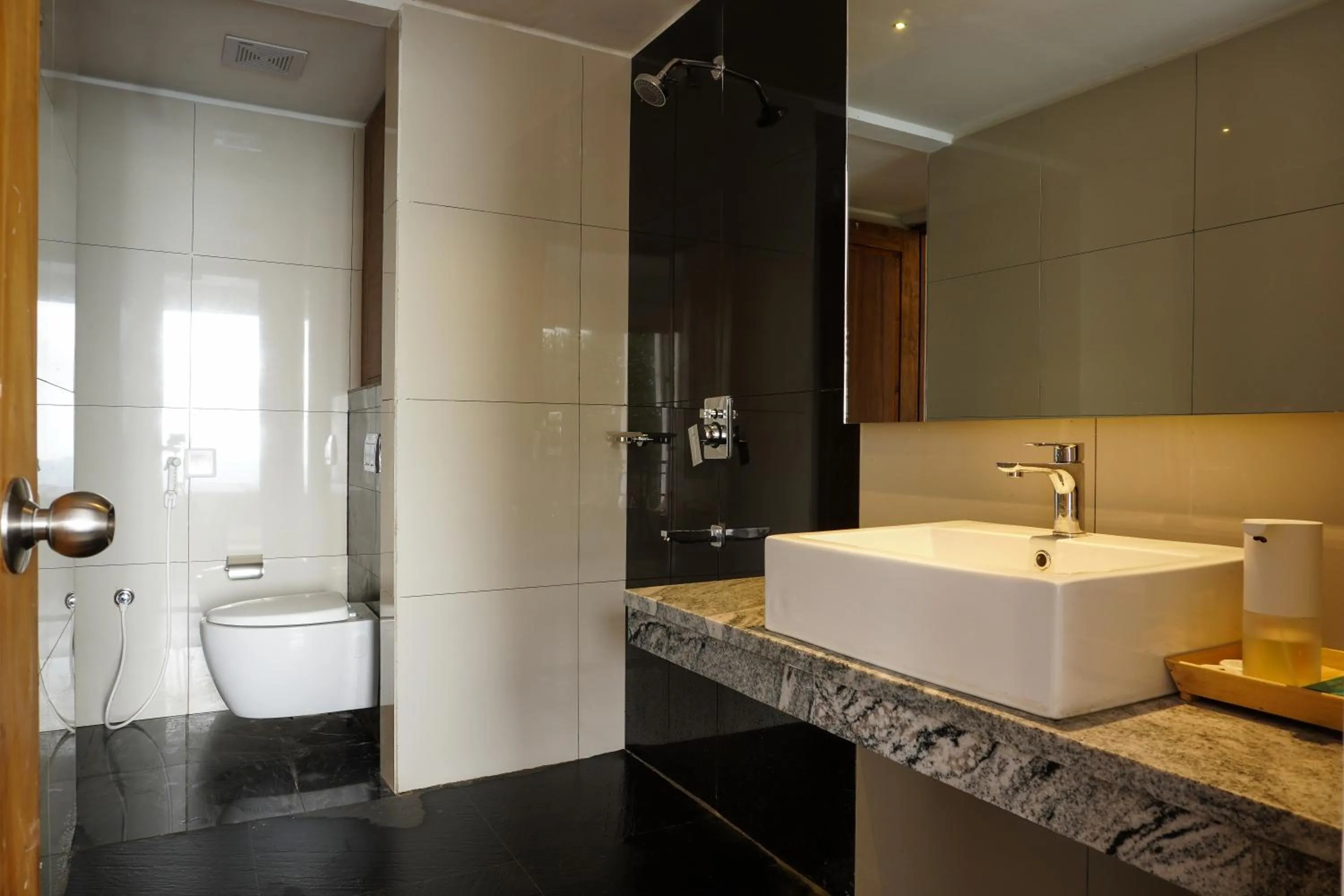 Shower in MERIDIAN HILL TOP YERCAUD