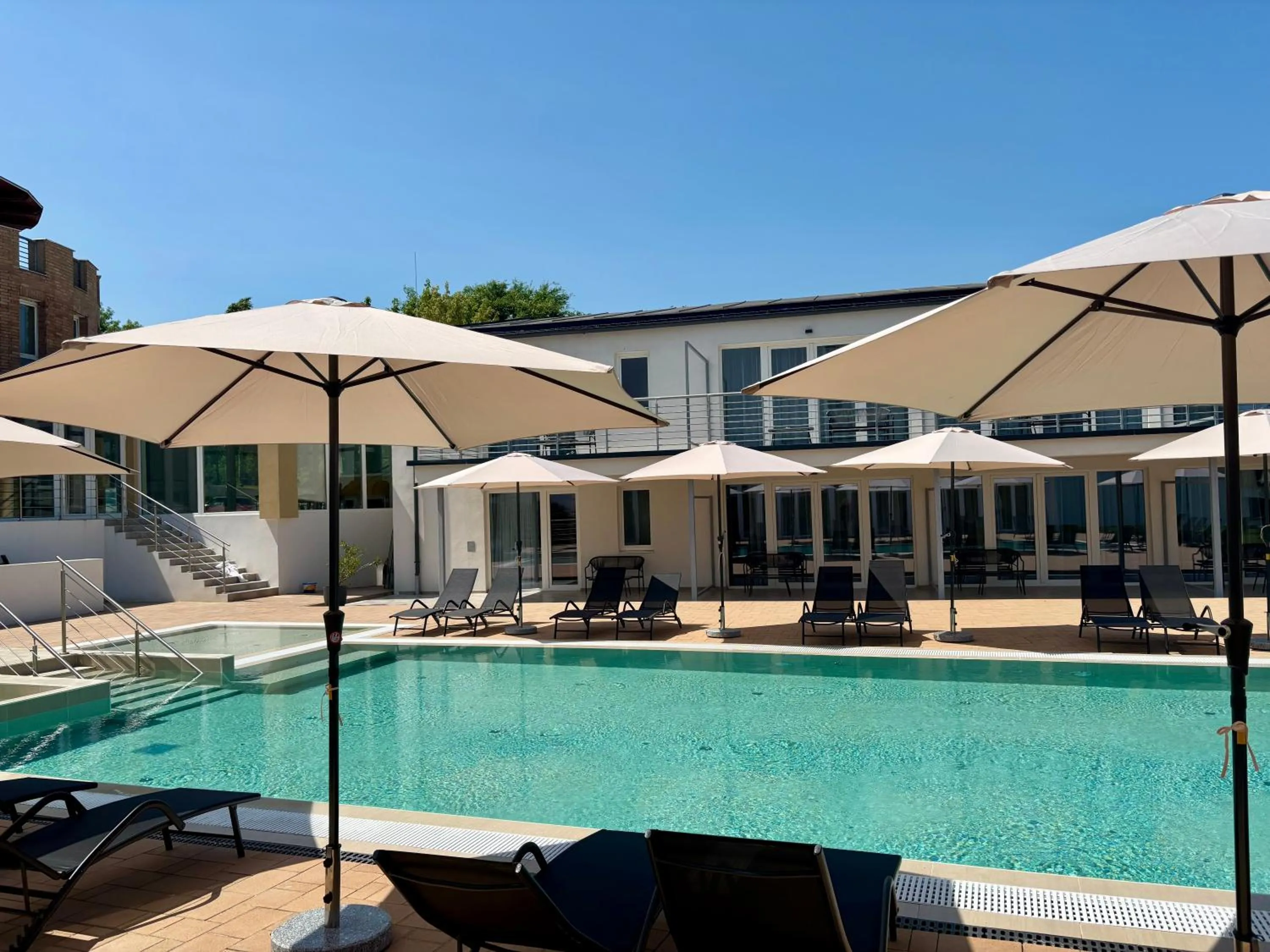 Patio in CE Plaza Hotel