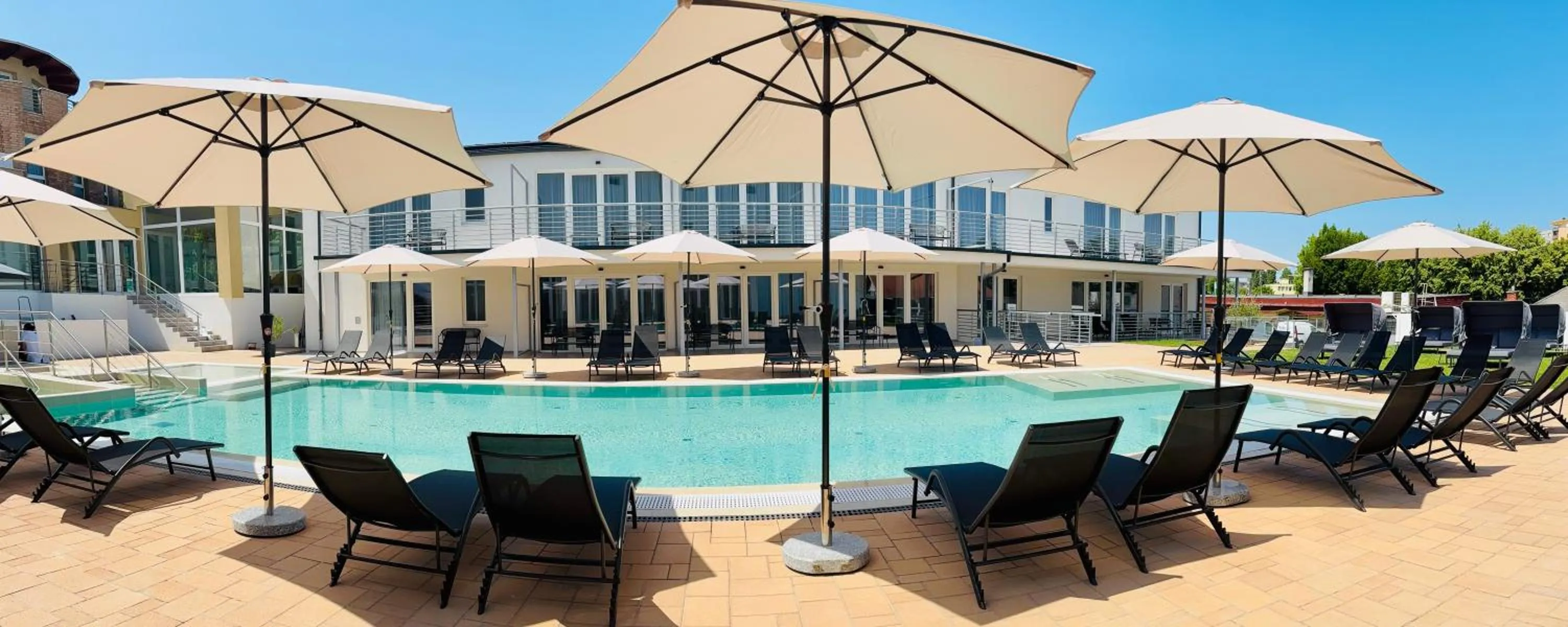 Patio in CE Plaza Hotel