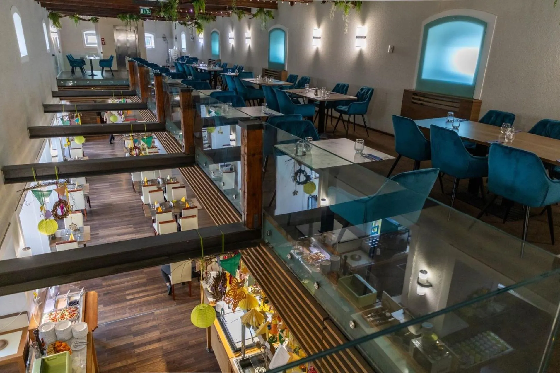 Restaurant/places to eat in CE Plaza Hotel