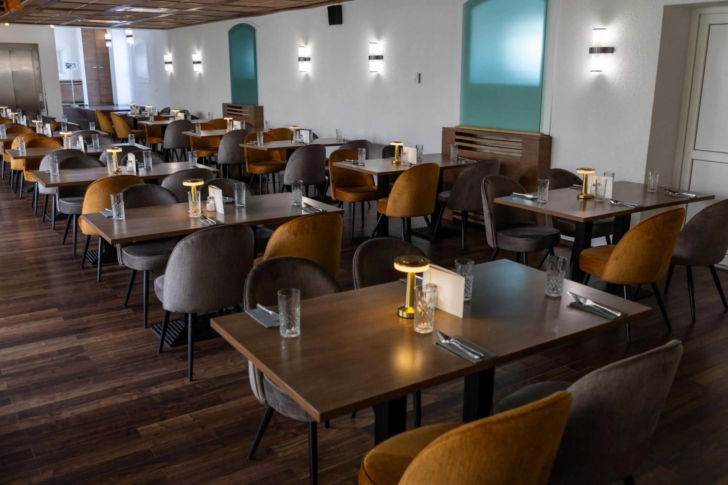 Restaurant/places to eat in CE Plaza Hotel