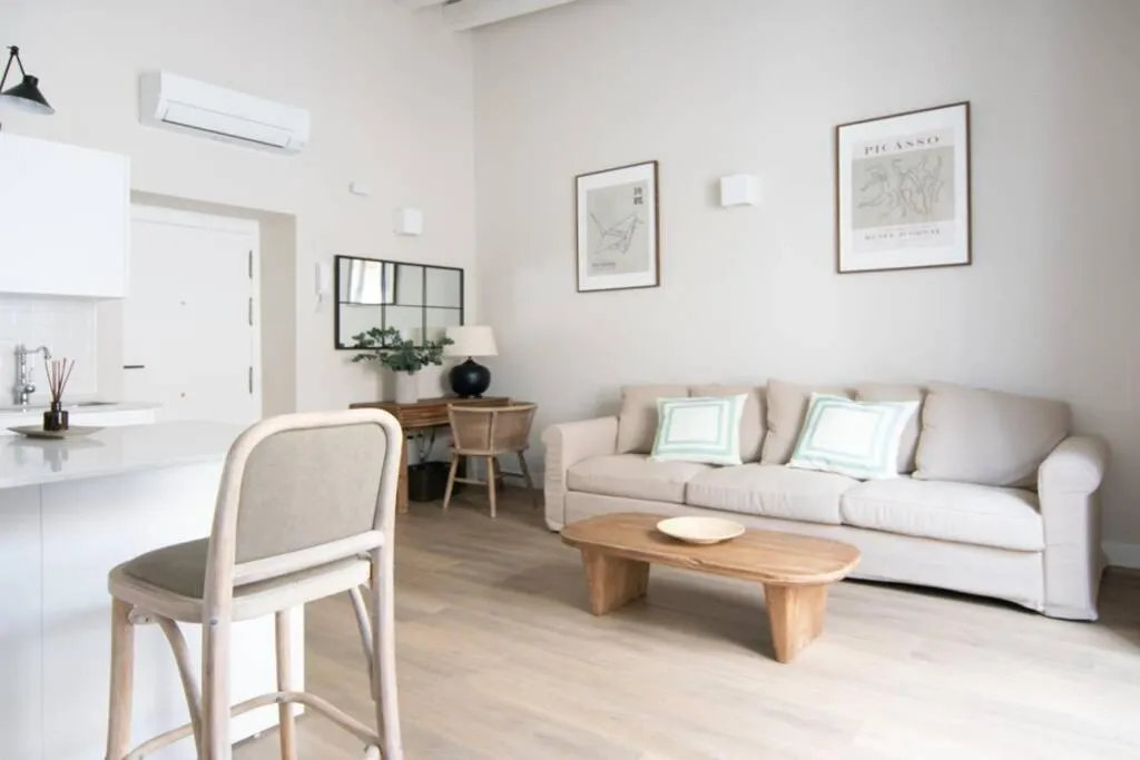 G12 Trendy and Comfy bright loft meters from Bullring and Trianas bridge, Galera street