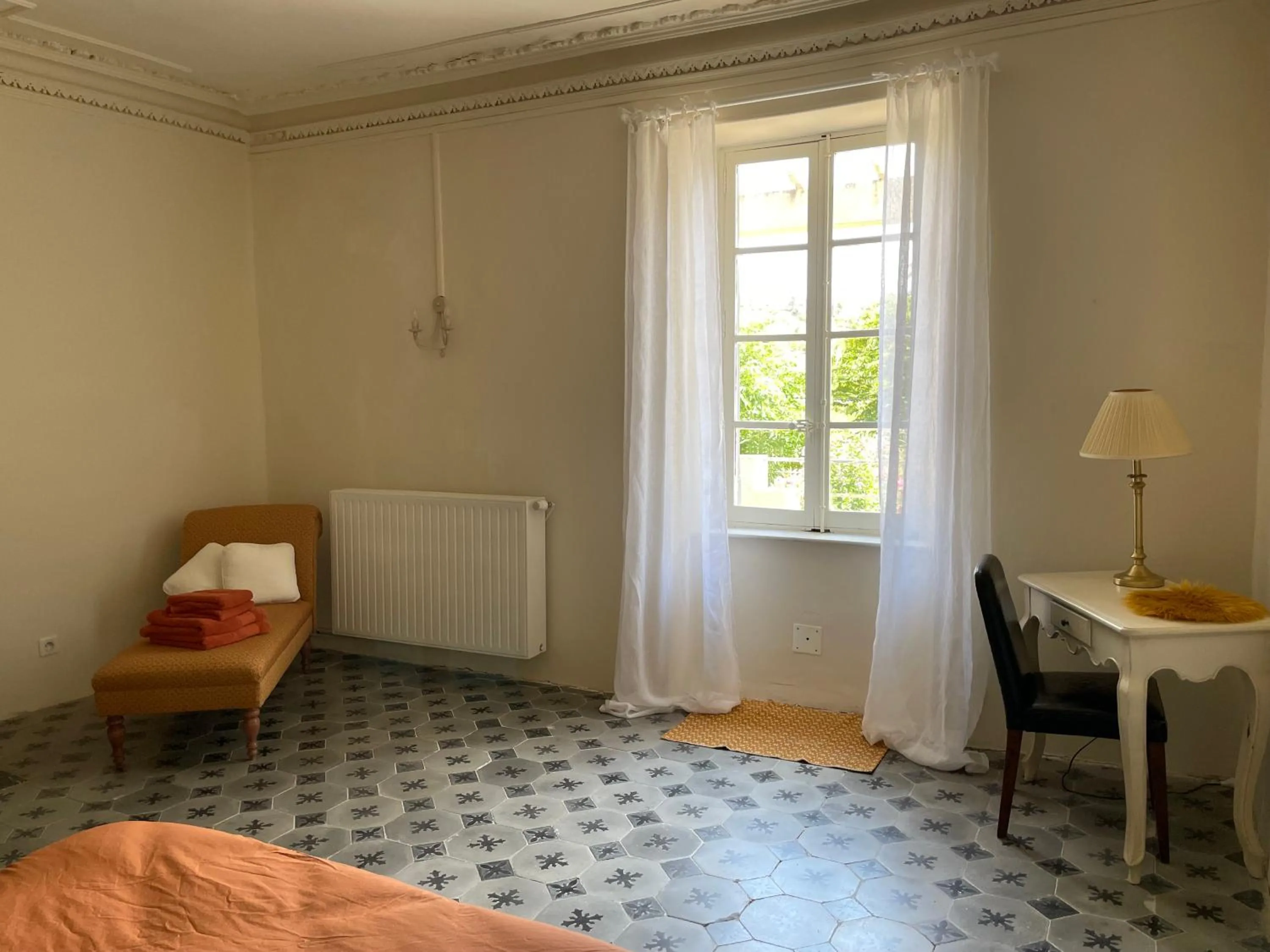 Seating area, Bed in Monte Vinea