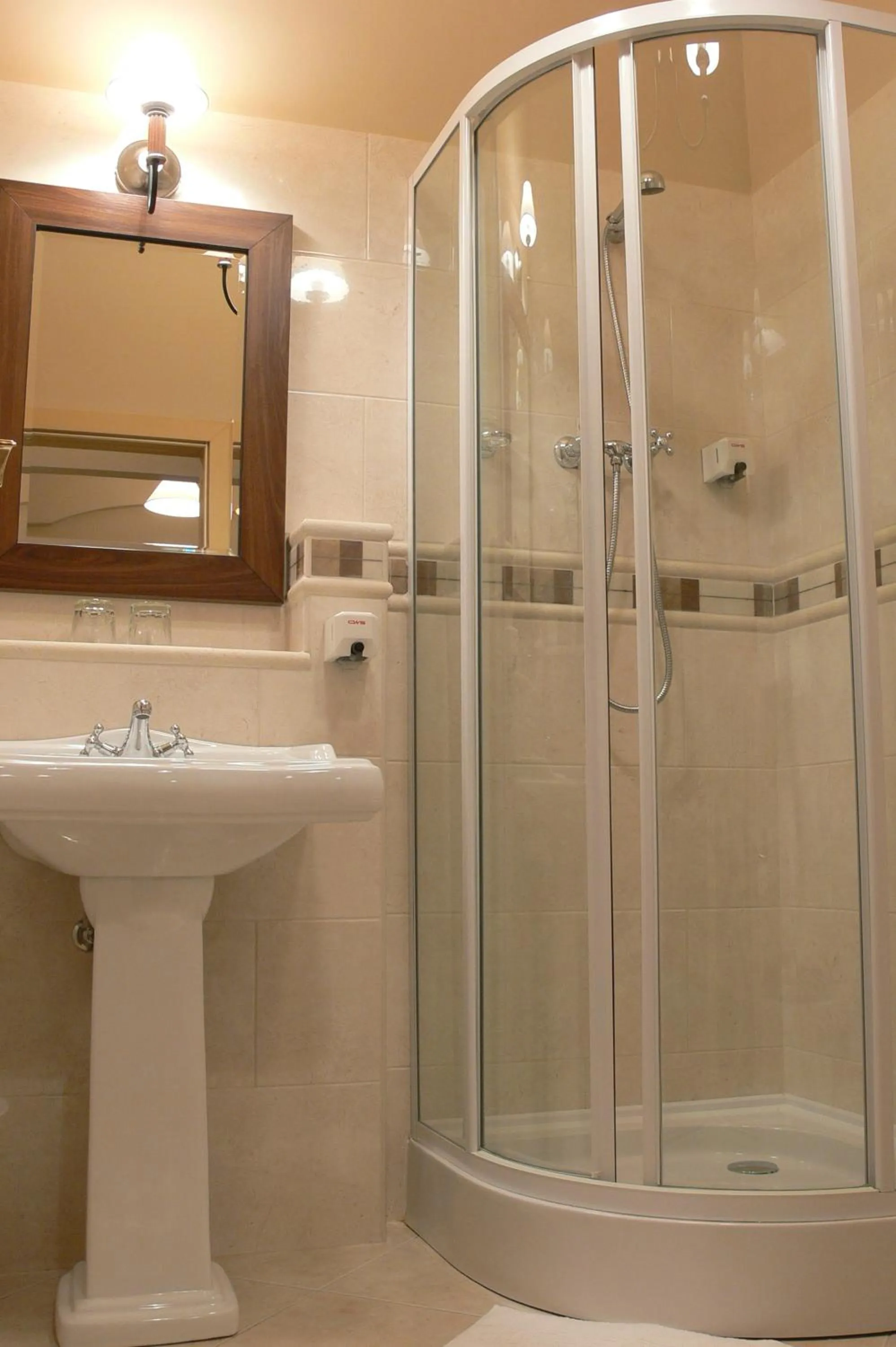 Shower in Öreg Miskolcz Hotel